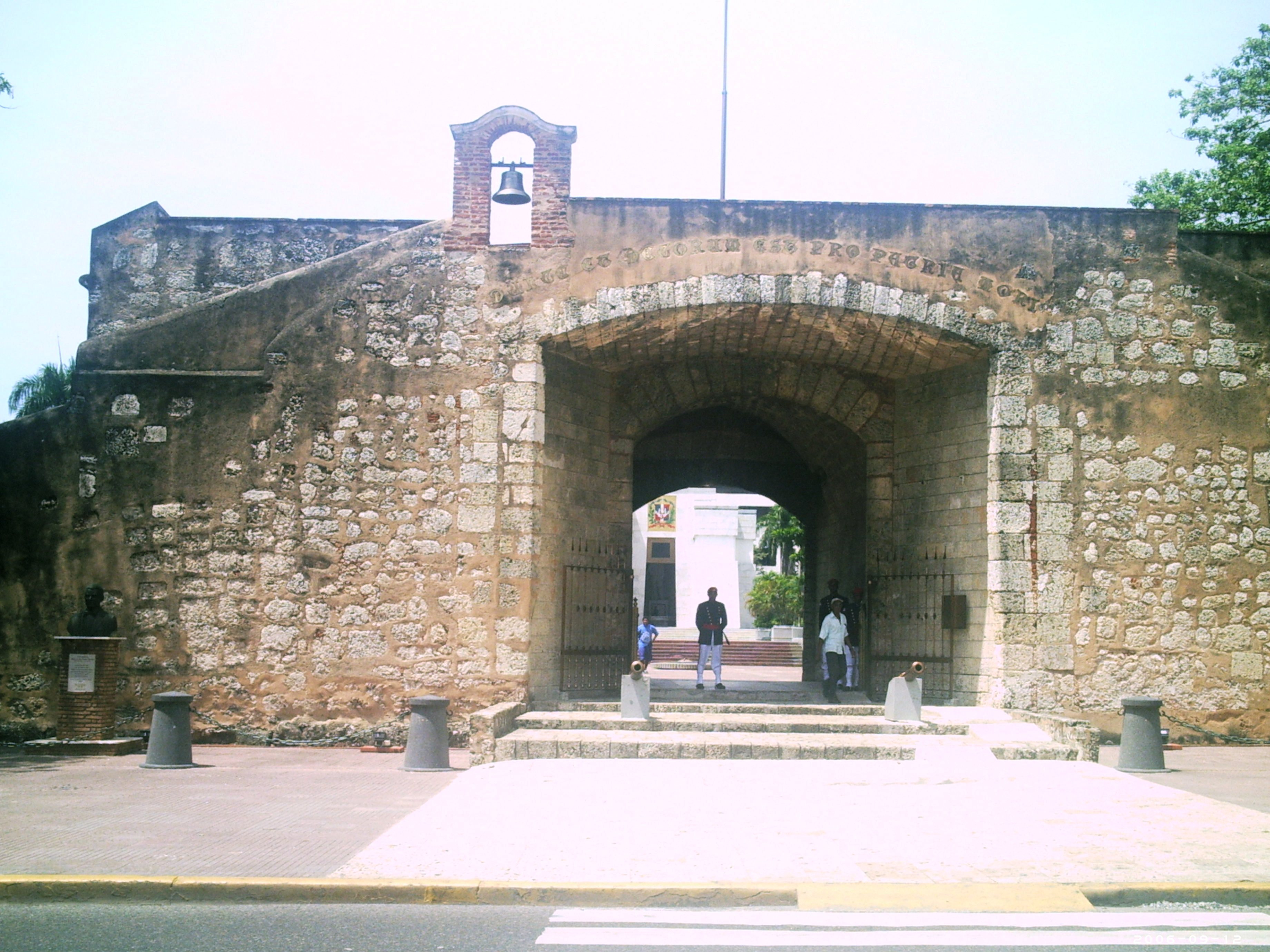 Commonly called Puerta del Conde, the Puerta de la Misericordia (Mercy Gate) was the principal city gate of colonial Santo Domingo.  Famous as the place where the independence of the Dominican Republic was declared.