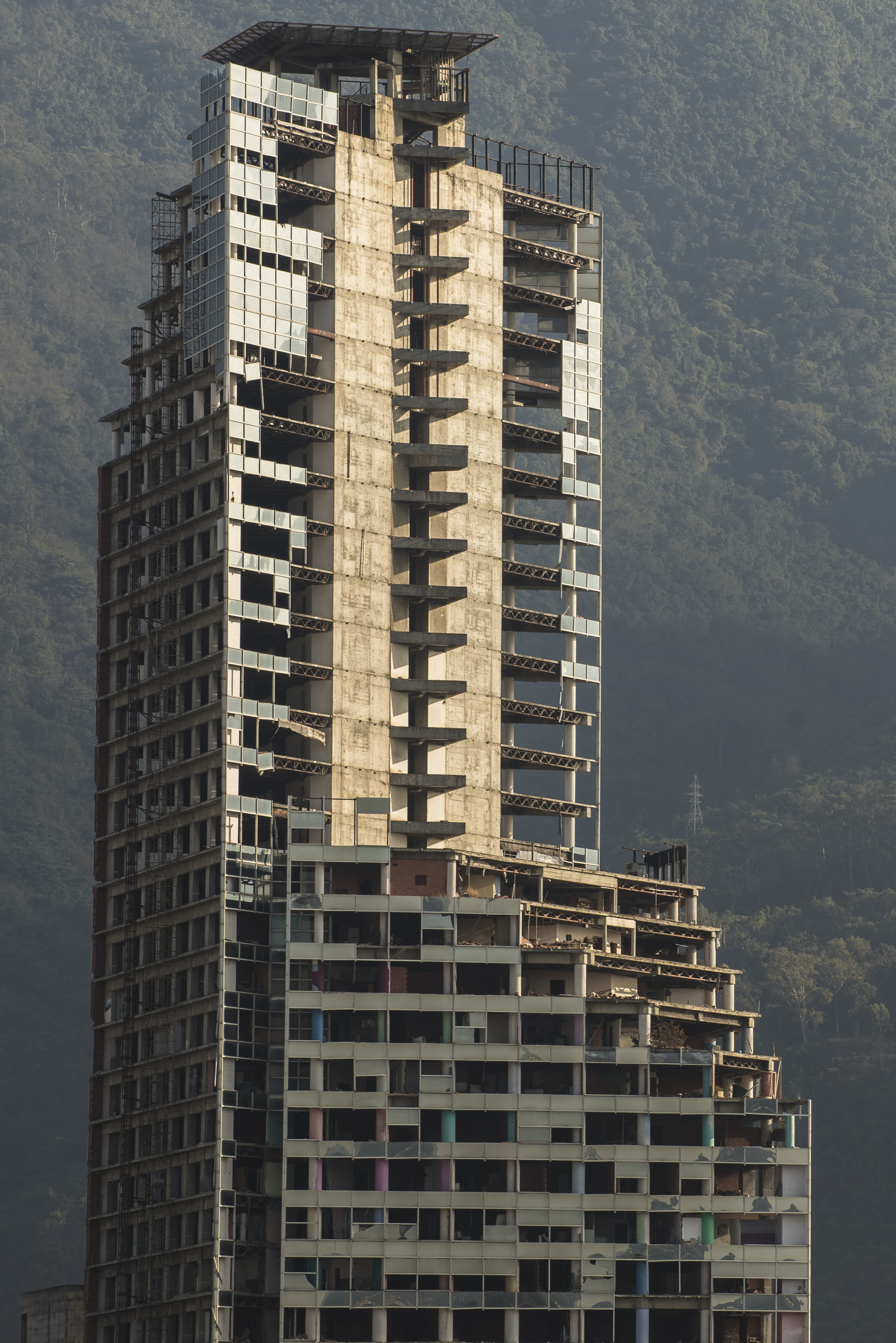 El Centro Financiero Confinanzas, o Torre de David, es un rascacielos no terminado en Caracas, Venezuela. Es el tercer edificio más alto del país. A mediados del 2017, continúa incompleto y sin uso.