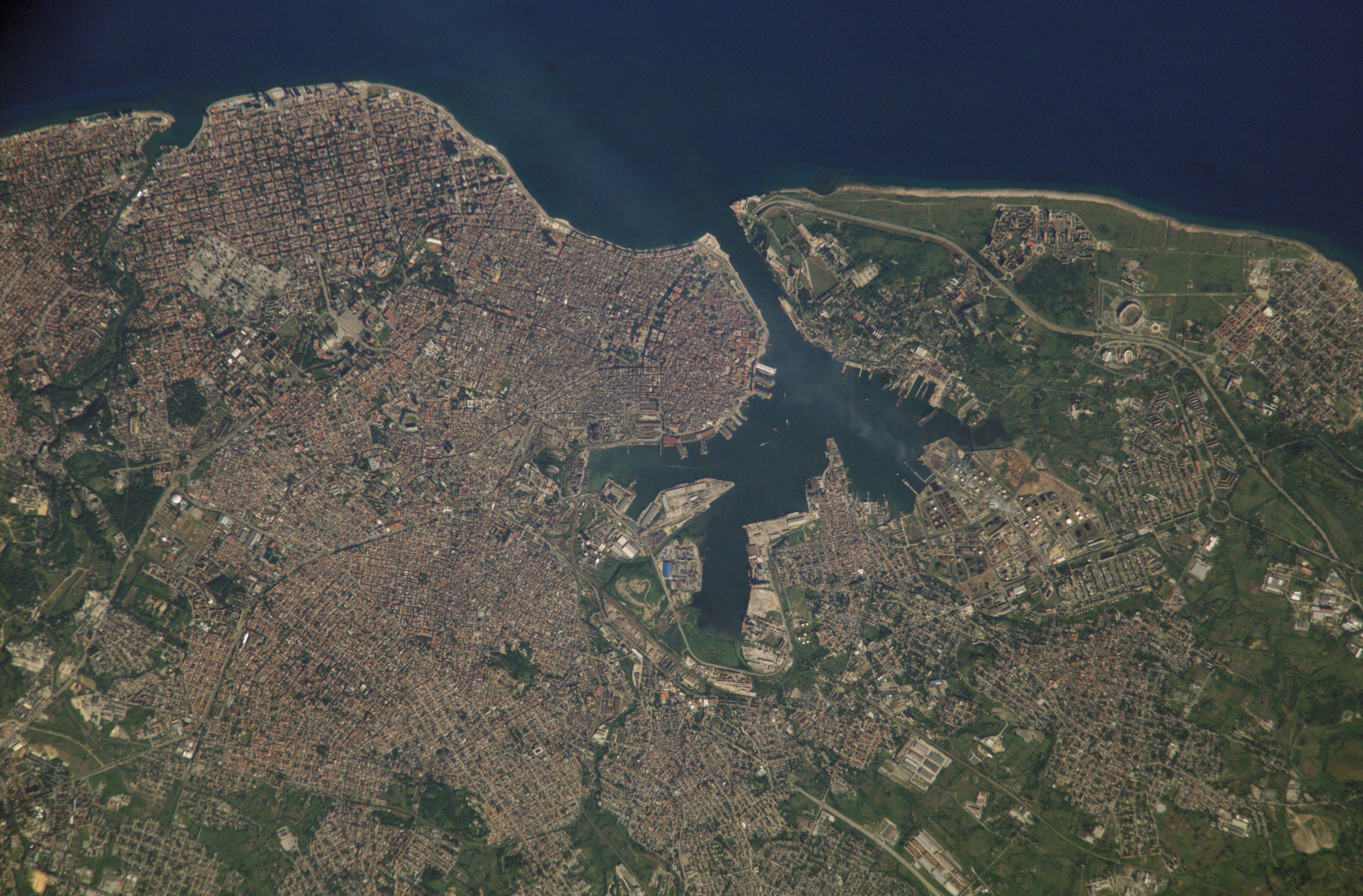 Satellite photo of en:Havana, Cuba. It covers the area from the Almenares River to the Bay of Havana, and eastward.