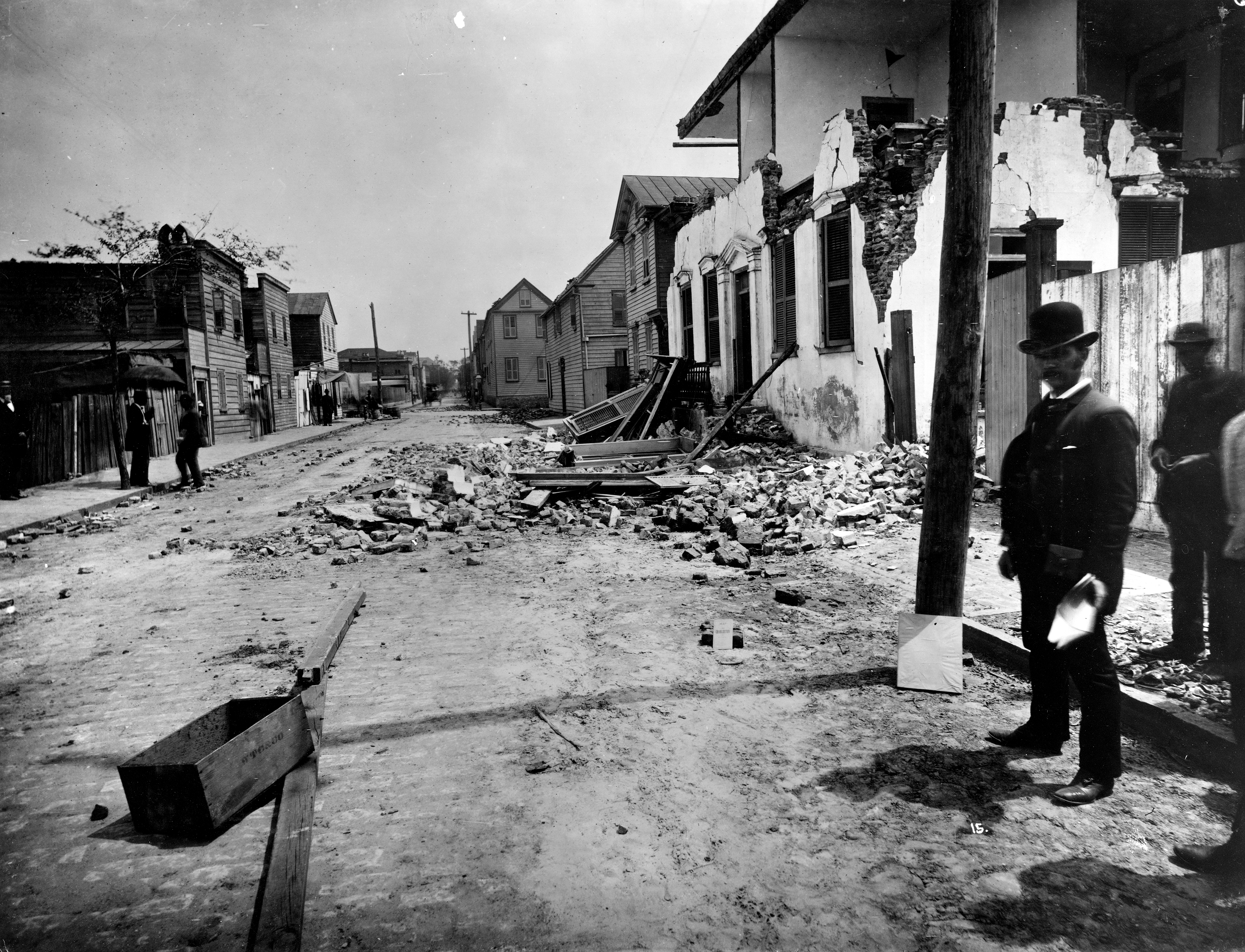 Fissure and a wrecked brick house on Tradd Street, Charleston, South Carolina. Charleston Earthquake of August 31, 1886.