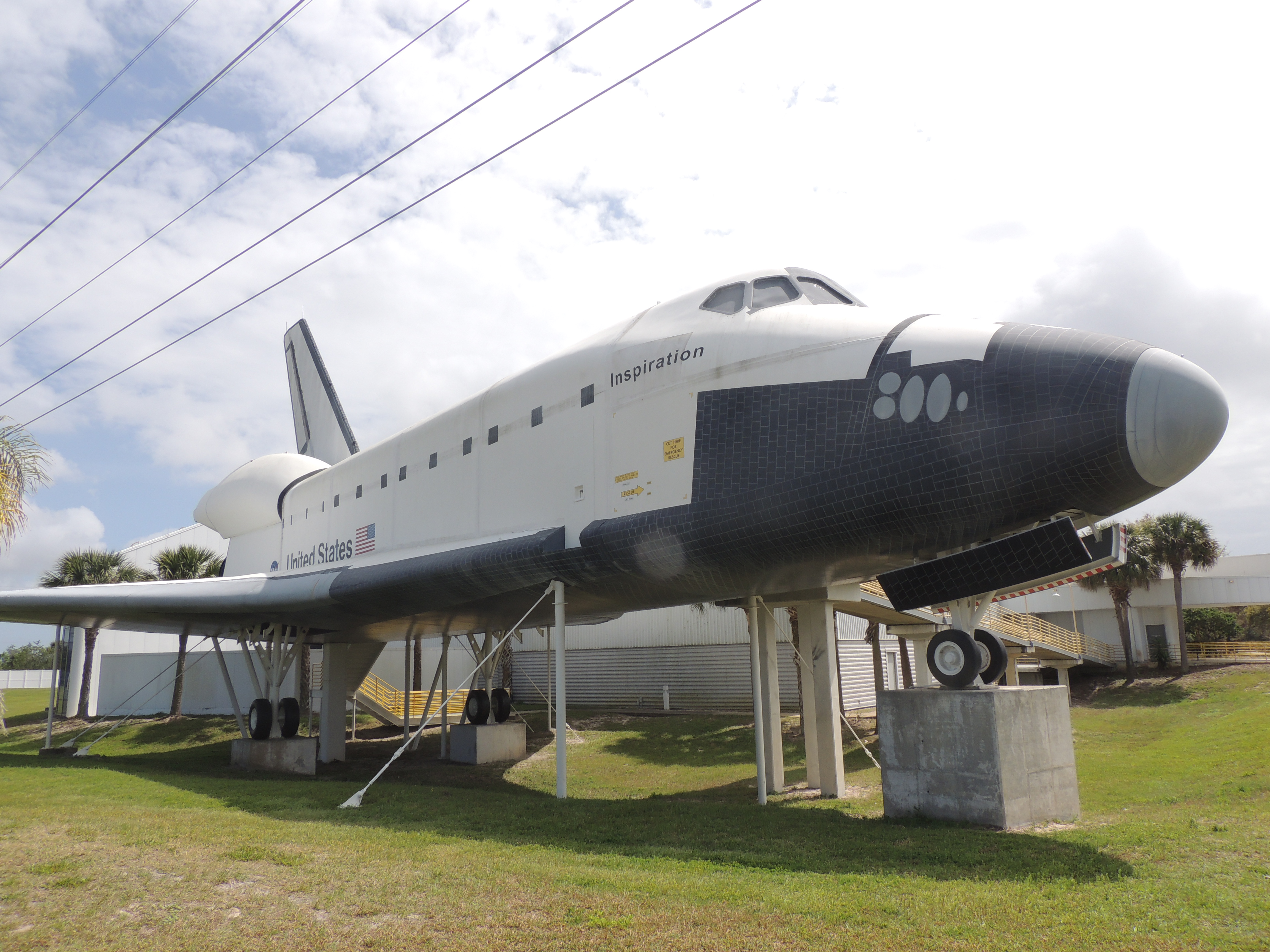 Replica of the Space Shuttle Inspiration at the entry of the United States Astronaut Hall of Fame