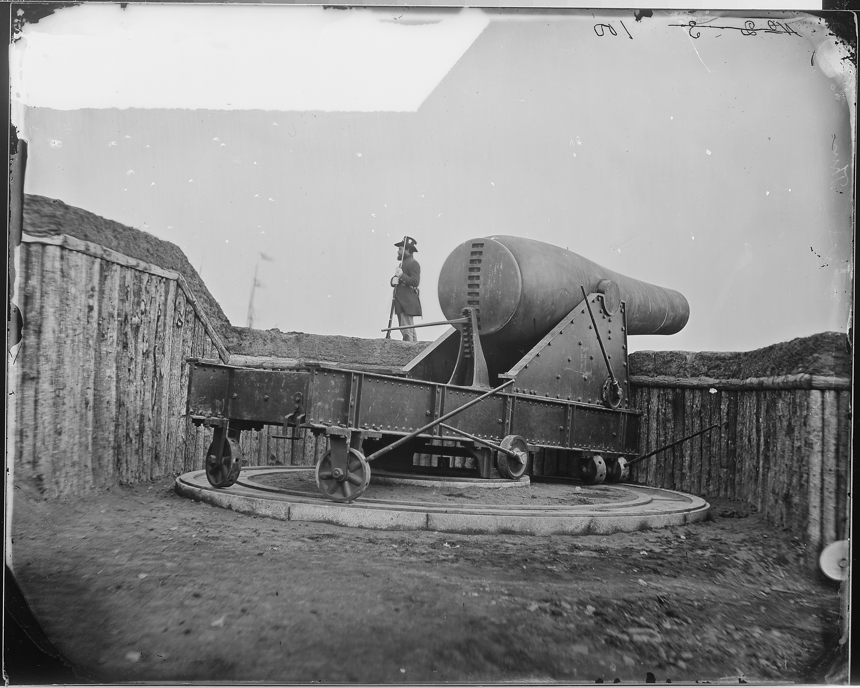 200-1b gun on Morris Island. Used for shelling Charleston - NARA - 524519.jpg