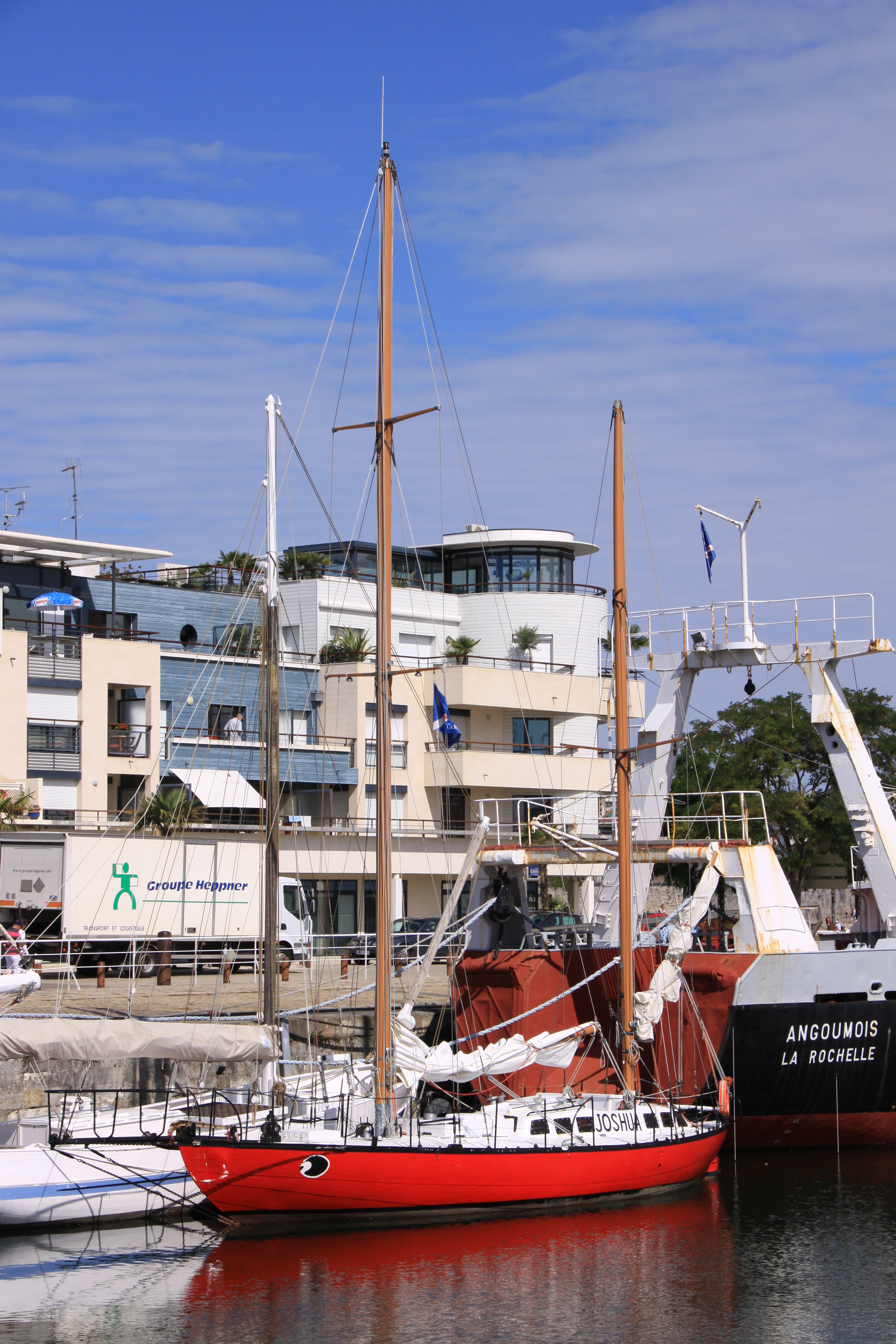Le "Joshua".
Le "Joshua" est un ketch construit en 1962 de 16 mètres de longueur pour l' écrivain de mer Bernard Moitessier (1925-1994). En 1968, à bord du Joshua, Bernard Moitessier participe à la première course autour du monde sans escale mais décide de me pas la terminer malgrè qu'il fut en tête. Ce ketch a été classé Monument Historique en septembre 1993.
"Joshua" est le prénom du navigateur canadien Joshua Slocum (1844-1909). Joshua Slocum a effectué le premier tour du monde en solitaire sur un voilier.


La Rochelle, Charente Maritime, France.