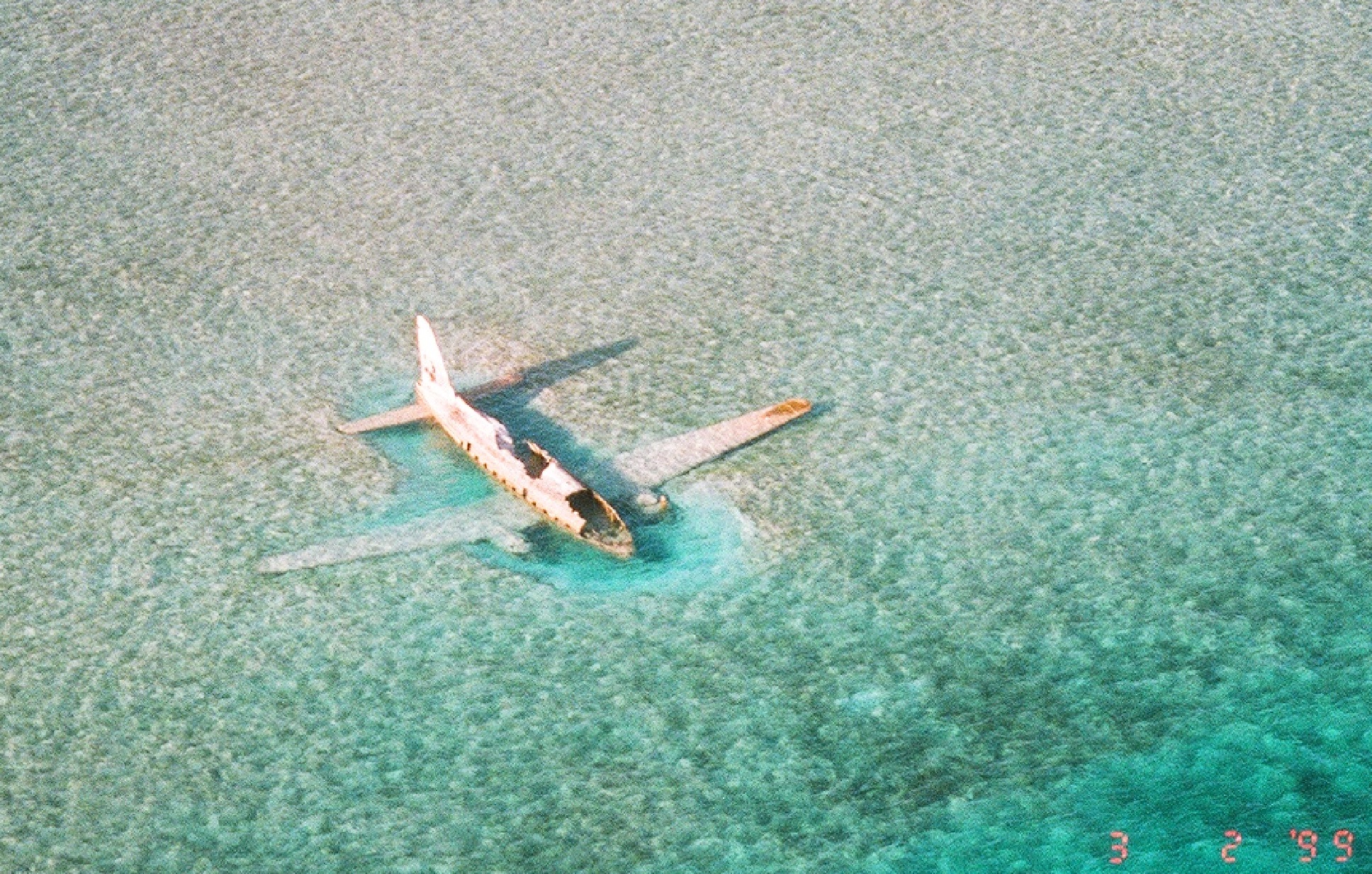 Curtiss C-46 N355BY ditched off Norman's Cay 15.11.1980