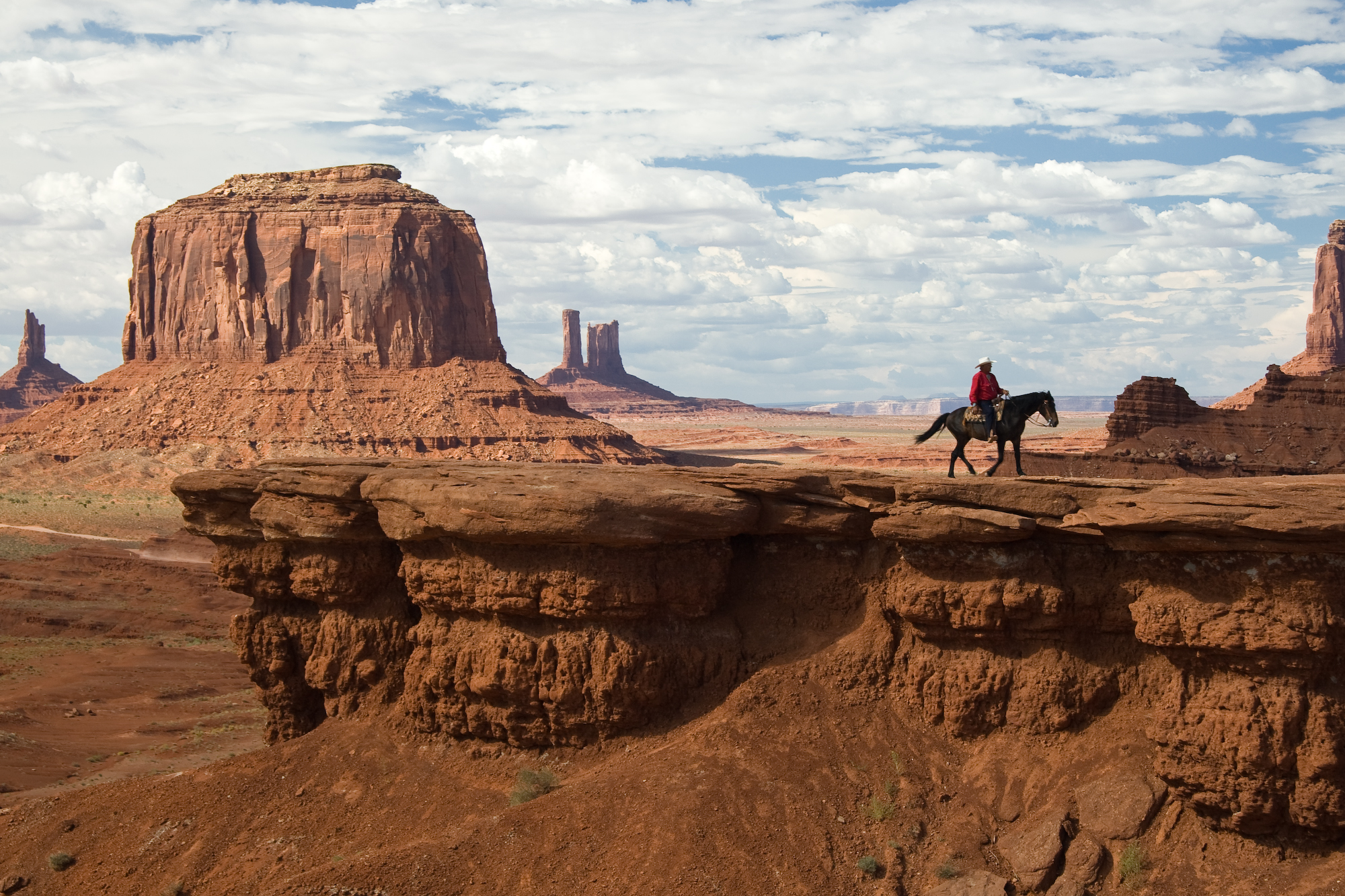 John Ford's Point in Monument Valley Navajo Tribal Park. Monument Valley is located on the southern border of Utah with northern Arizona, USA. The major geology sequence, top to bottom -- layered, interbeds, Moenkopi Formation (locally with an erosion resistant-en:caprock of Shinarump Conglomerate (lowest Chinle Formation member)), upon cliffs, of De Chelly Sandstone, upon skirts of Organ Rock Formation. (Note: The Shinarump may be seen here.)