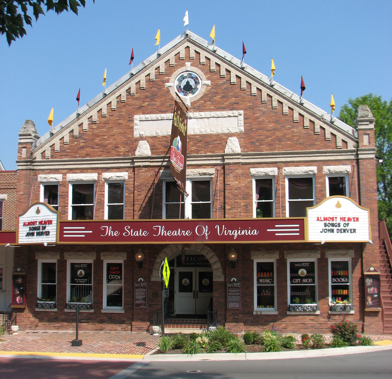 Photograph of the Barter Theatre in Abindgon, Virginia, taken by RebelAt| in August, 2006.