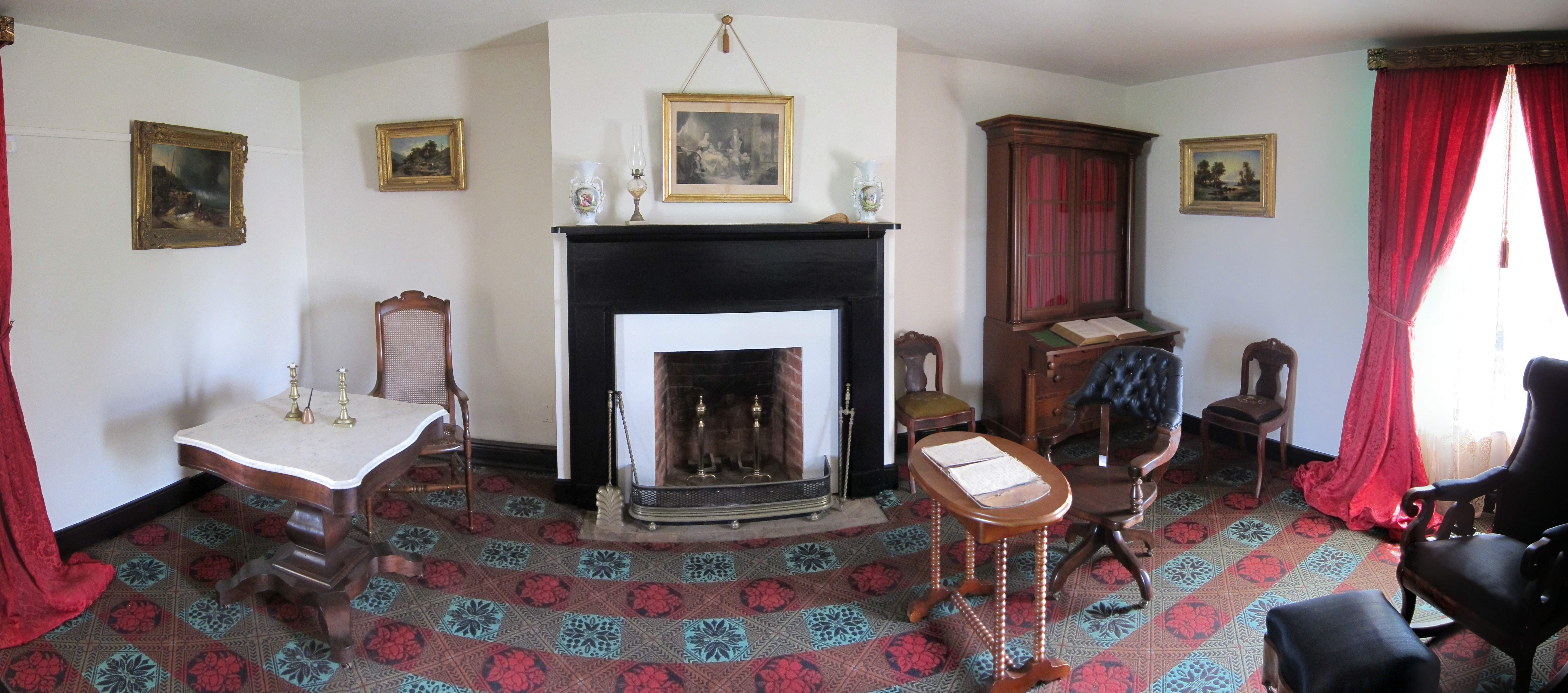 A panoramic image of the parlor of the reconstructed McLean House in Appomattox Court House National Historical Park as seen in August 2011. The house was originally built by Charles Raine in 1848, and was the site of the surrender of the Army of Northern Virginiato the Union Army on April 9, 1865. Ulysses S. Grant sat at the simple wooden table on the right, while Robert E. Lee sat at the more ornate marble-topped table on the left.  The furniture pictured are replicas of the originals, which are kept at the Smithsonian Museum.