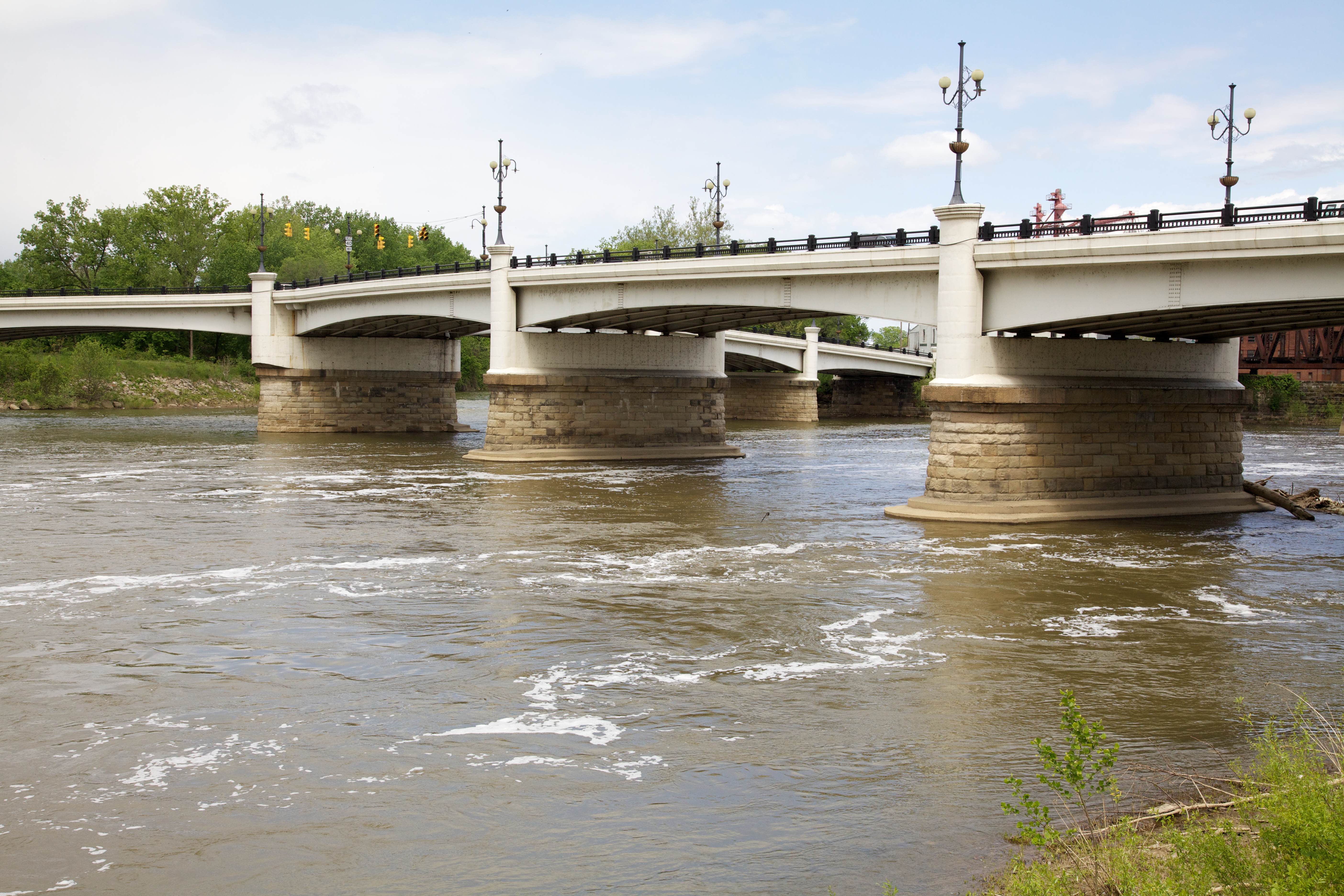 Why not? West Main St. and Linden Avenue approach from the other side of the Muskingum river meet in separate feeder bridges offshore, and then continue combined bridge to the other side and become East Main Street.