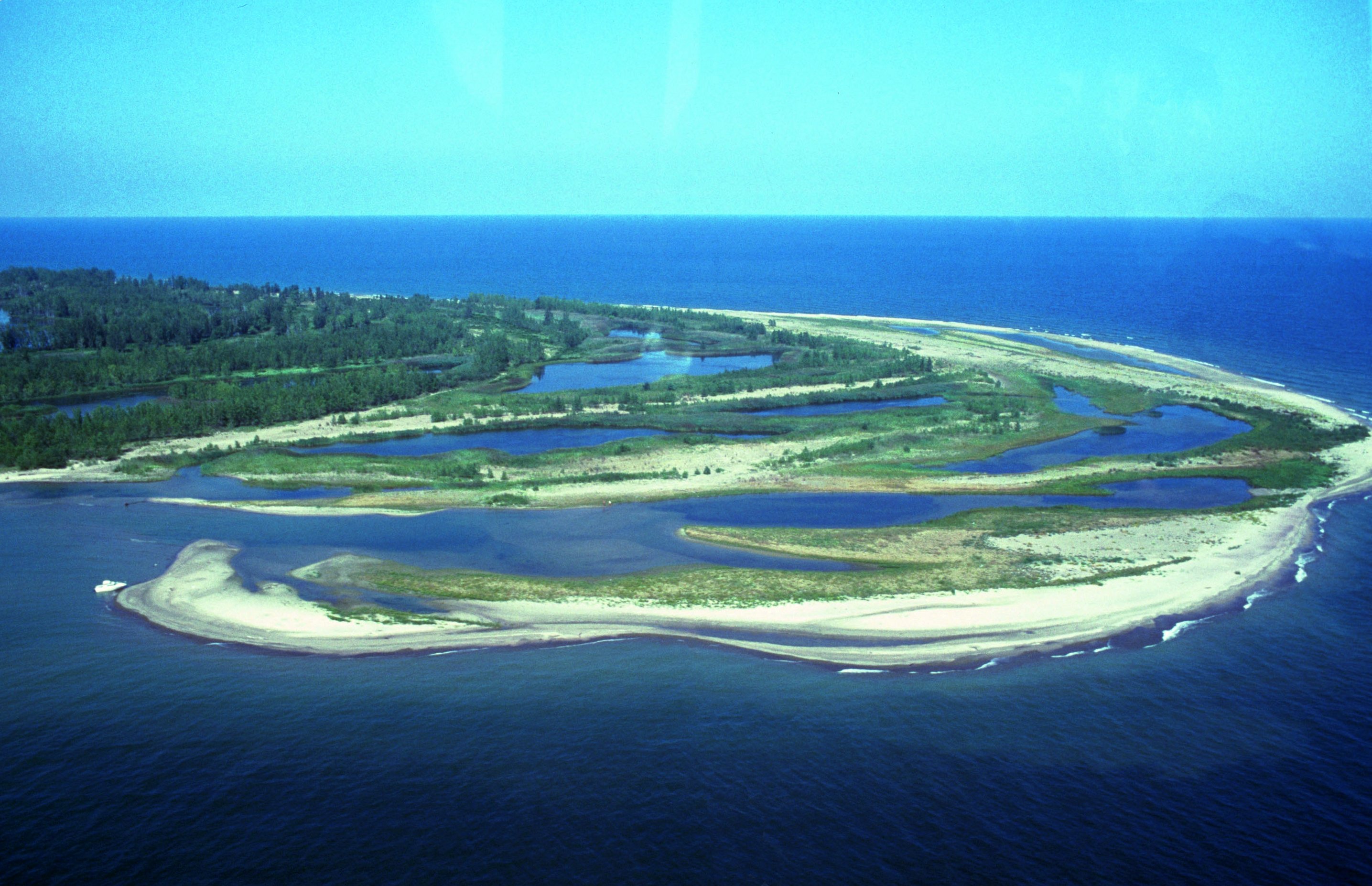 Aerial view of w:Presque Isle State Park, w:Erie, Pennsylvania. The photo is taken from the northeast and shows Gull Point in the foreground. Photo has some problems because of scanning.