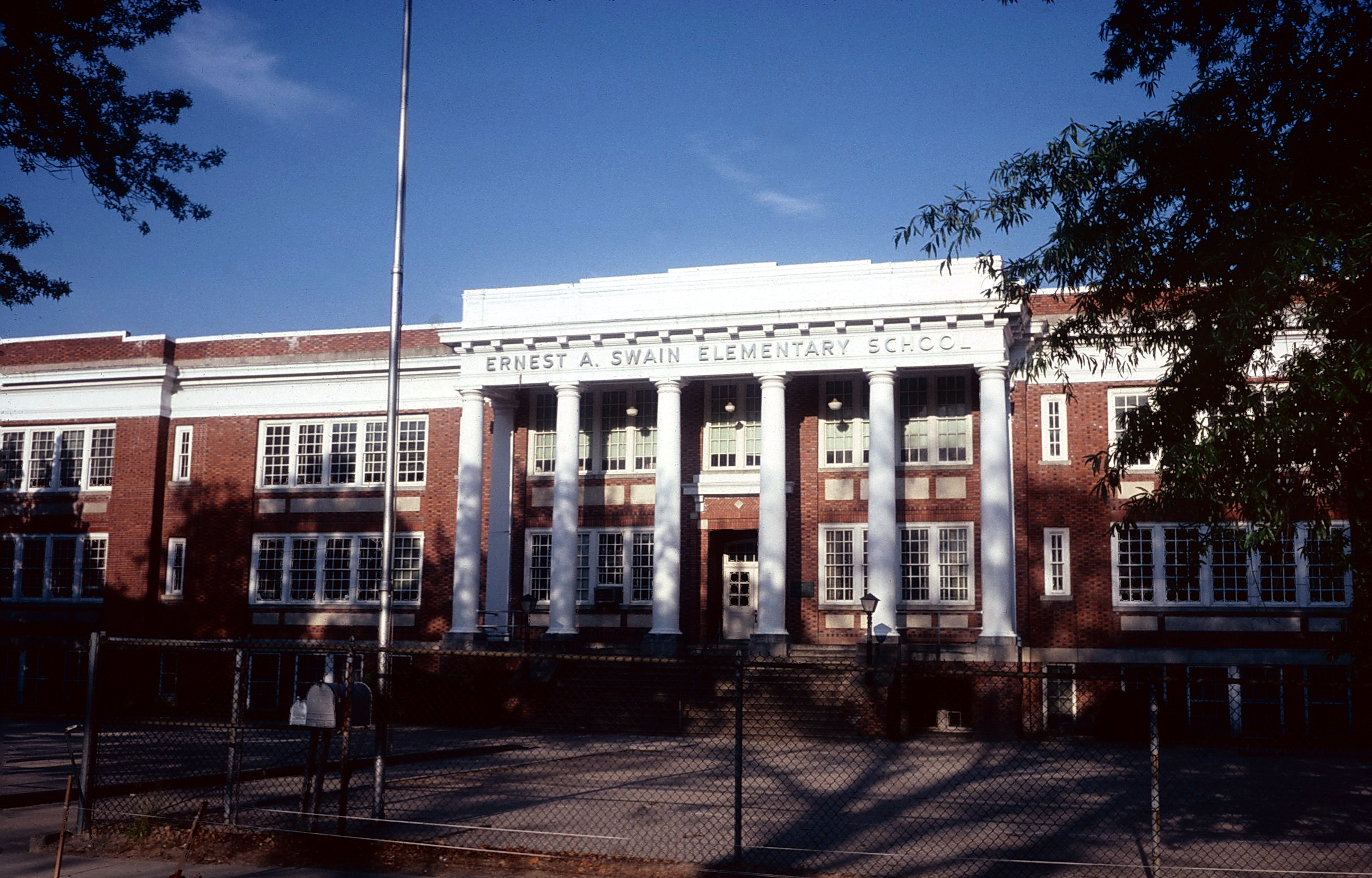 Ehemaliges Gymnasium, dann Grundschule in Edenton, North Carolina, heute Apartmenthaus, 101 Court Street