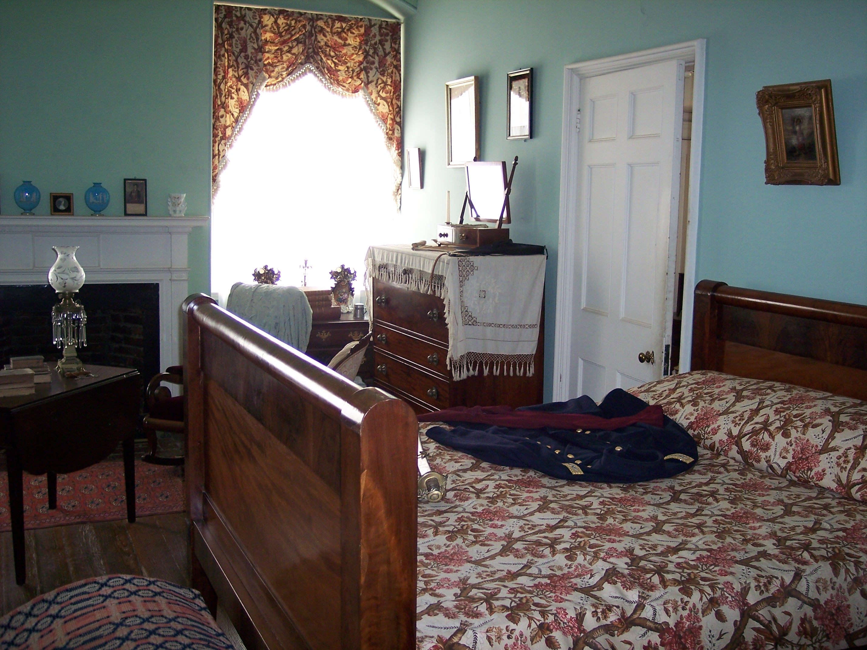 Bedroom on 2nd floor of Arlington House shared Robert E. Lee and his wife. A replica of his U.S. Army uniform is laid out on the bed.