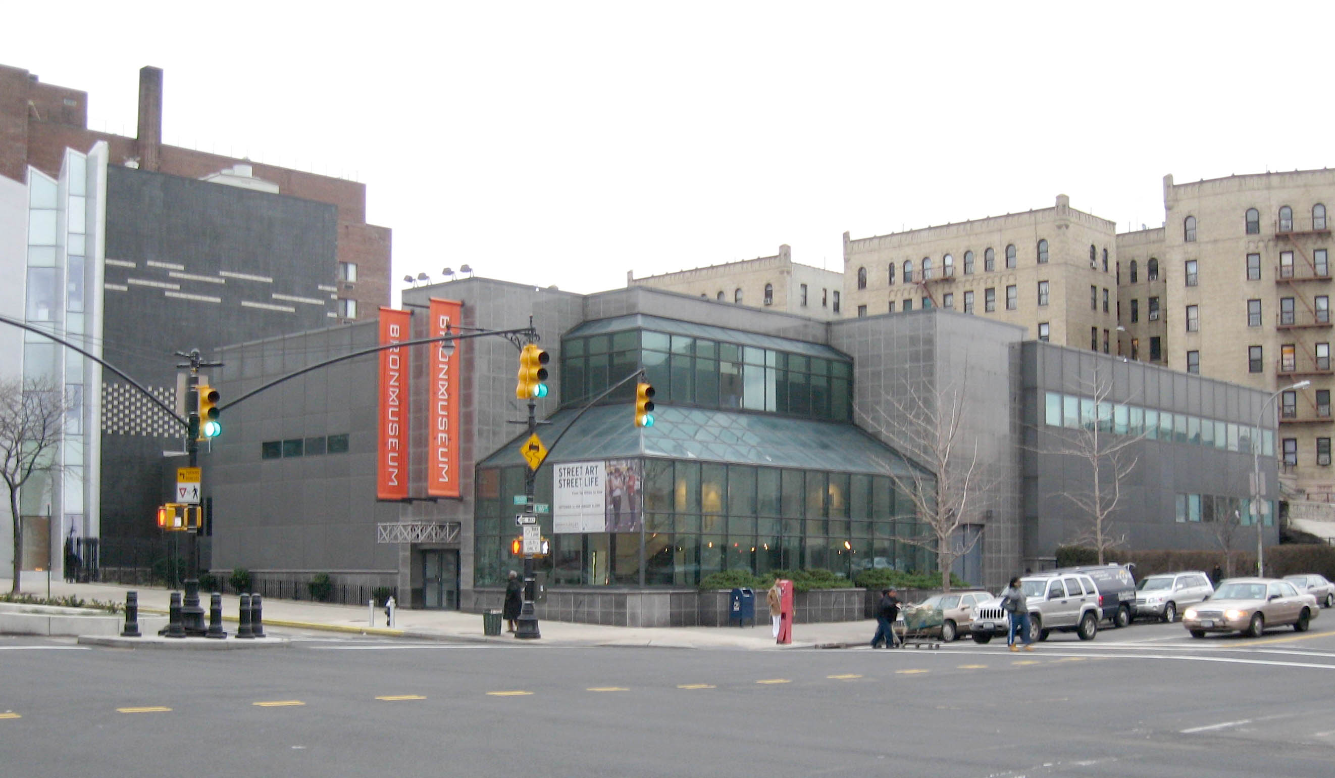 Looking northeast across en:Grand Concourse (Bronx) and East 165th Street on a cloudy afternoon at en:Bronx Museum of the Arts.  See also File:Bronx-museum.JPG.