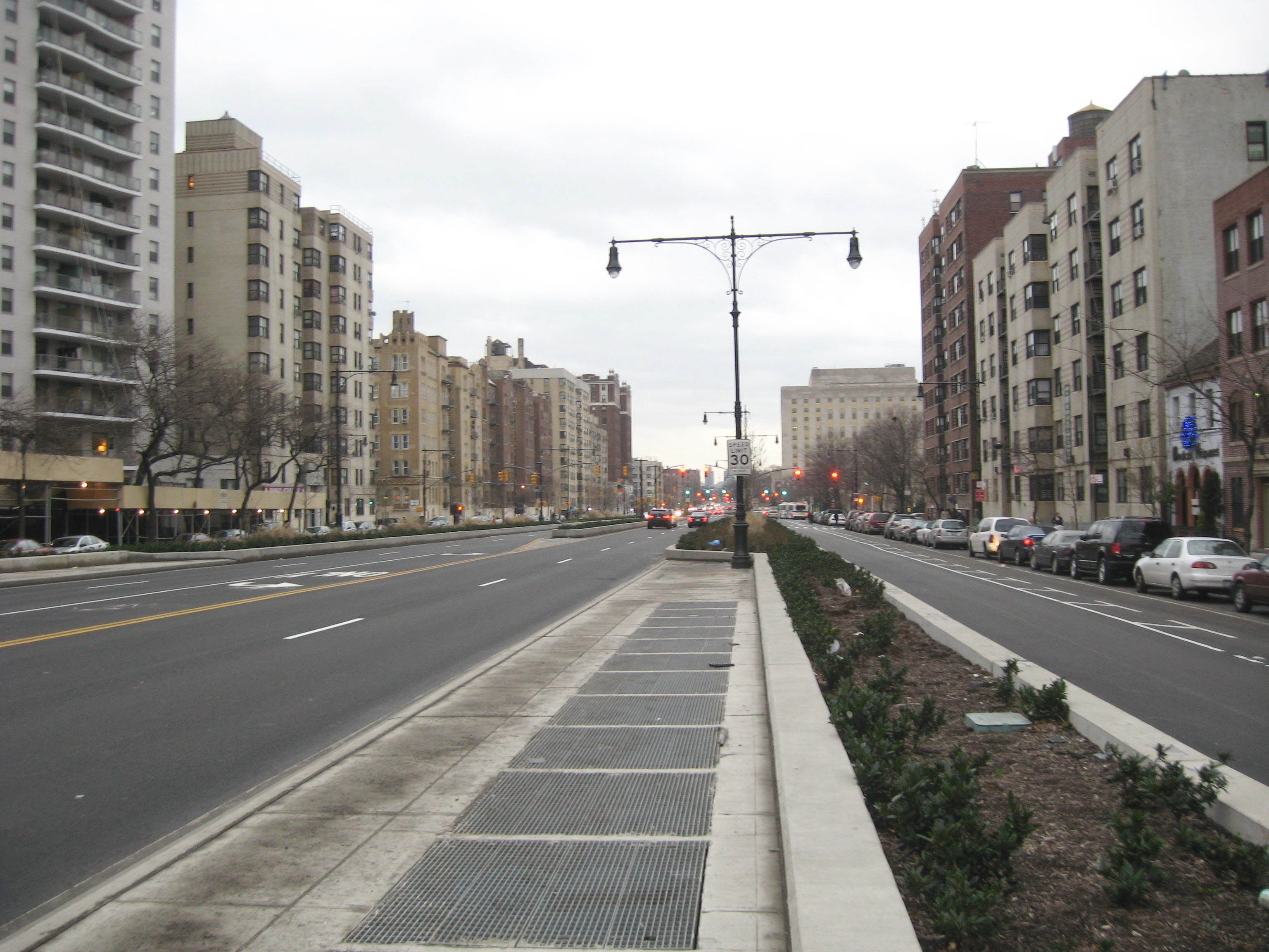 Looking south on en:Grand Concourse (Bronx) at 165th Street on a cloudy afternoon. See also File:Grand Concourse 197 jeh.JPG