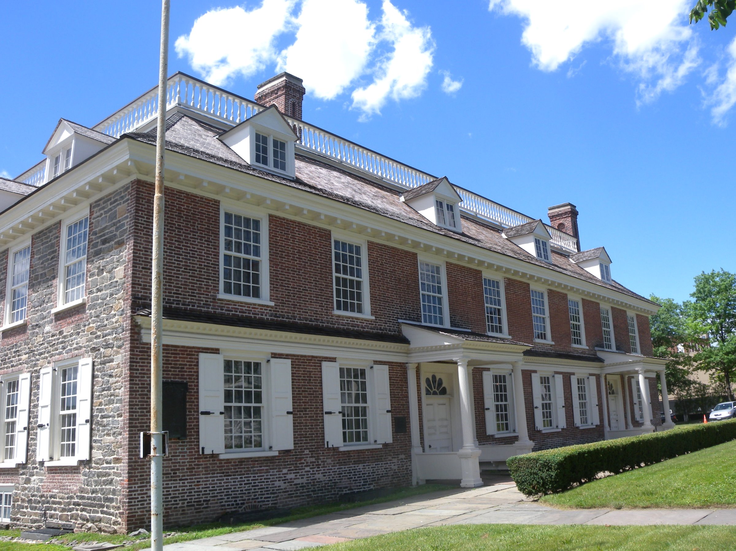 Looking north at Philipse Manor Hall from Getty Sq on a sunny early afternoon.