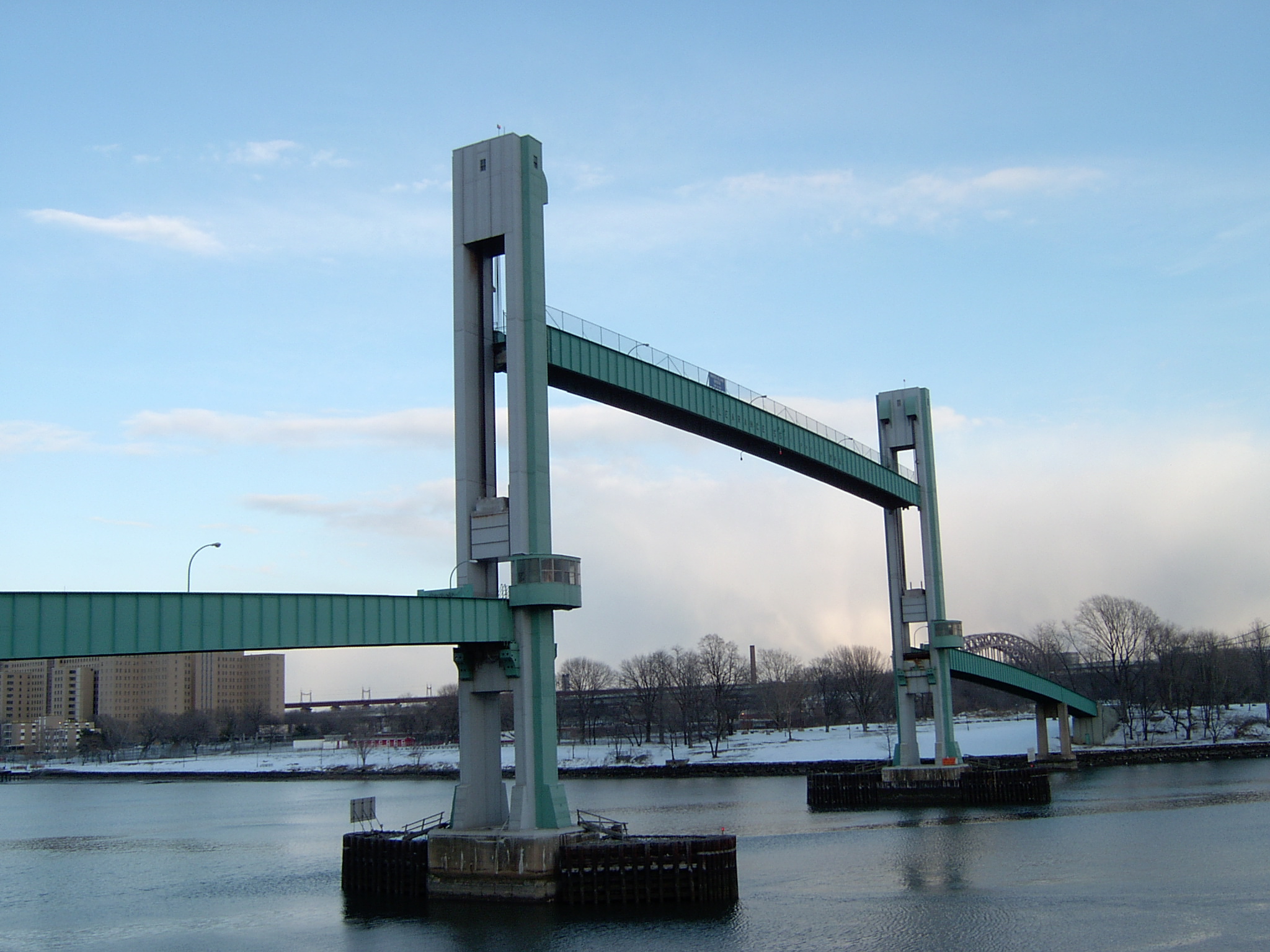 en:Ward's Island Bridge spanning the Harlem River between Manhattan Island and Ward's Island, New York.  Photo taken from a ramp on the Manhattan side looking east.