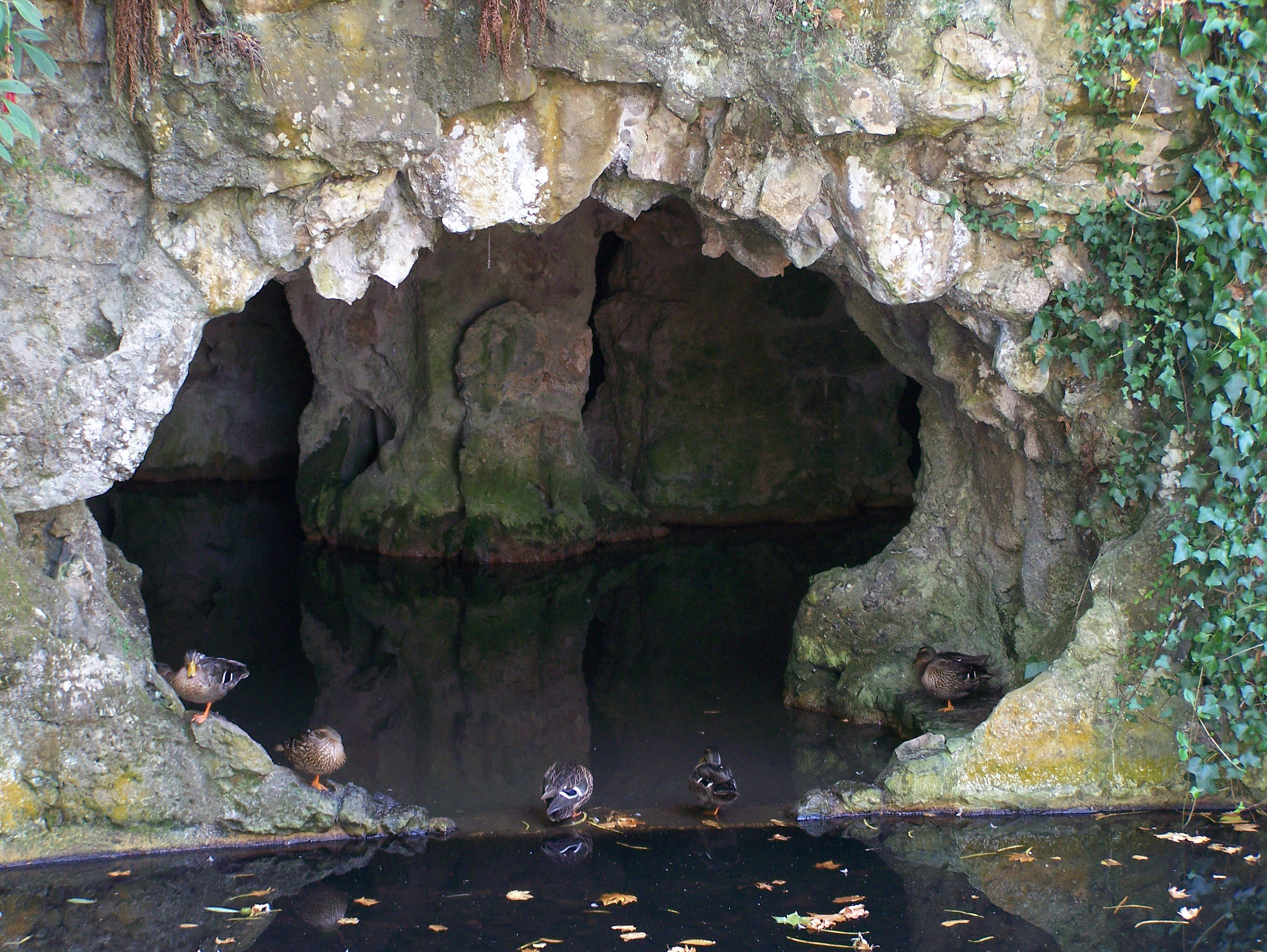 Quinta da Regaleira, vista sobre o lago para o interior da Gruta do Labirinto. Sintra, Portugal