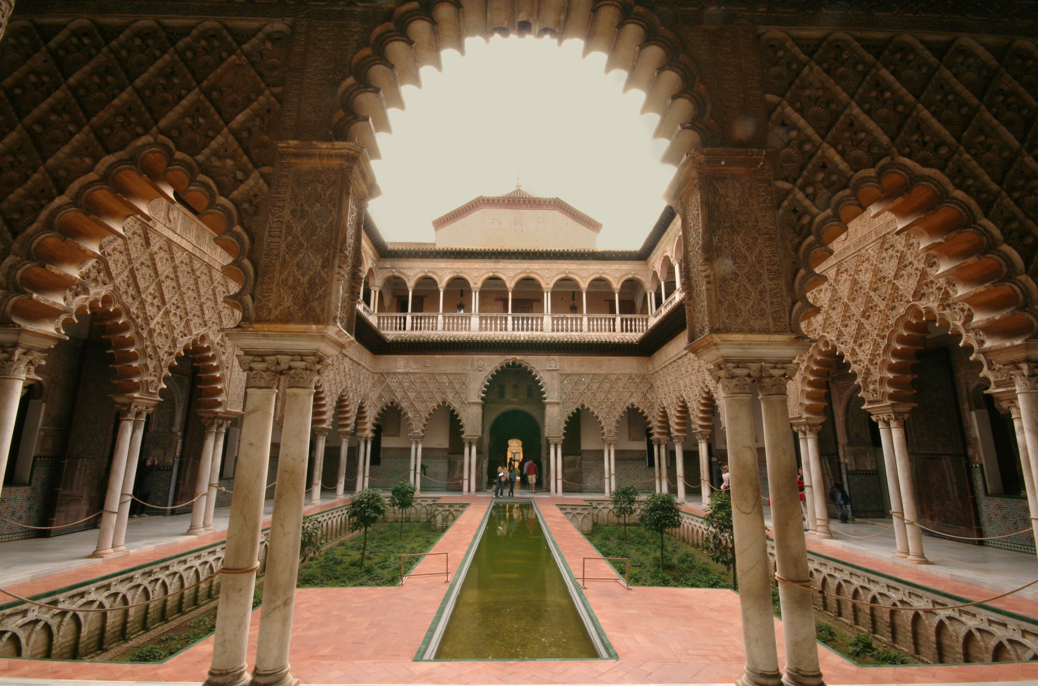 En el Real Alcázar de Sevilla. Más Mudéjar, columnas, arcos lobulados, escritura cúfica, agua, simetría, simplemente precioso.
---
In the Real Alcázar, in Seville. More Mudejar style, columns, cusped arches, Kufic script, water, symmetry, simply beautiful.
