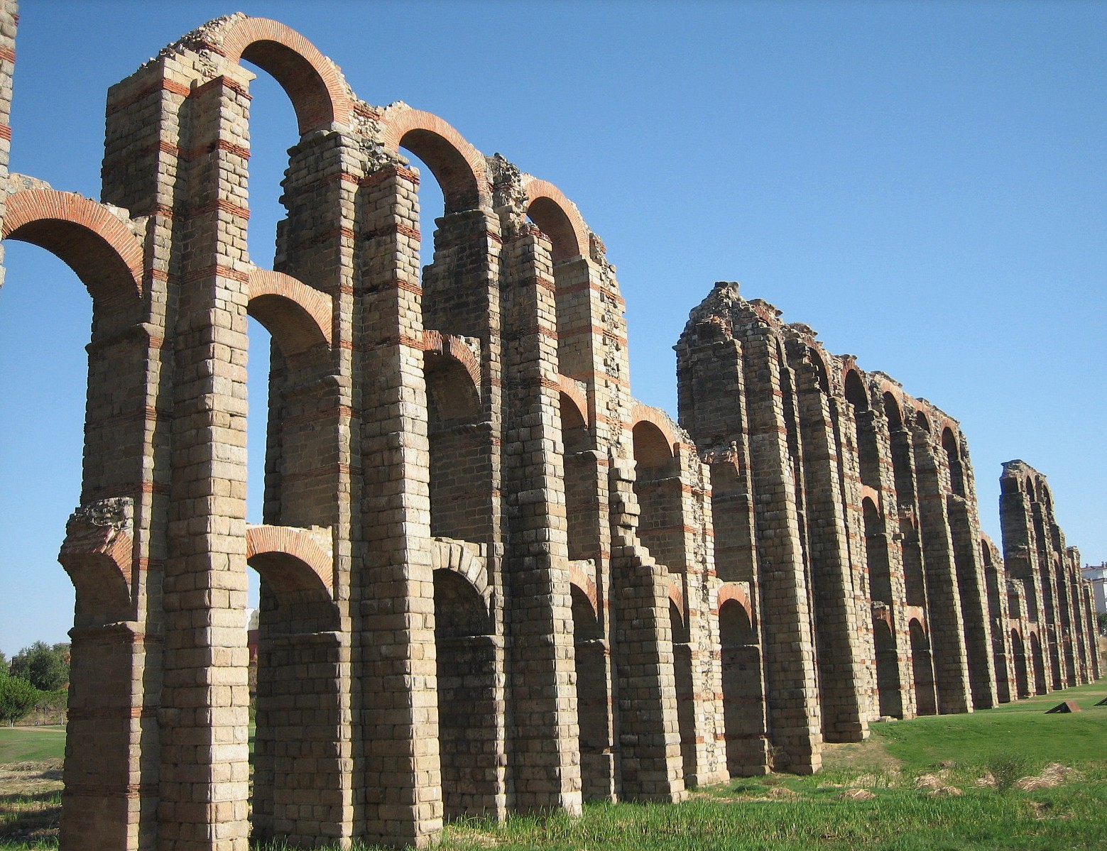 Aqueduc qui transportait l'eau depuis le barrage de Proserpina situé à 5 kms de Merida.