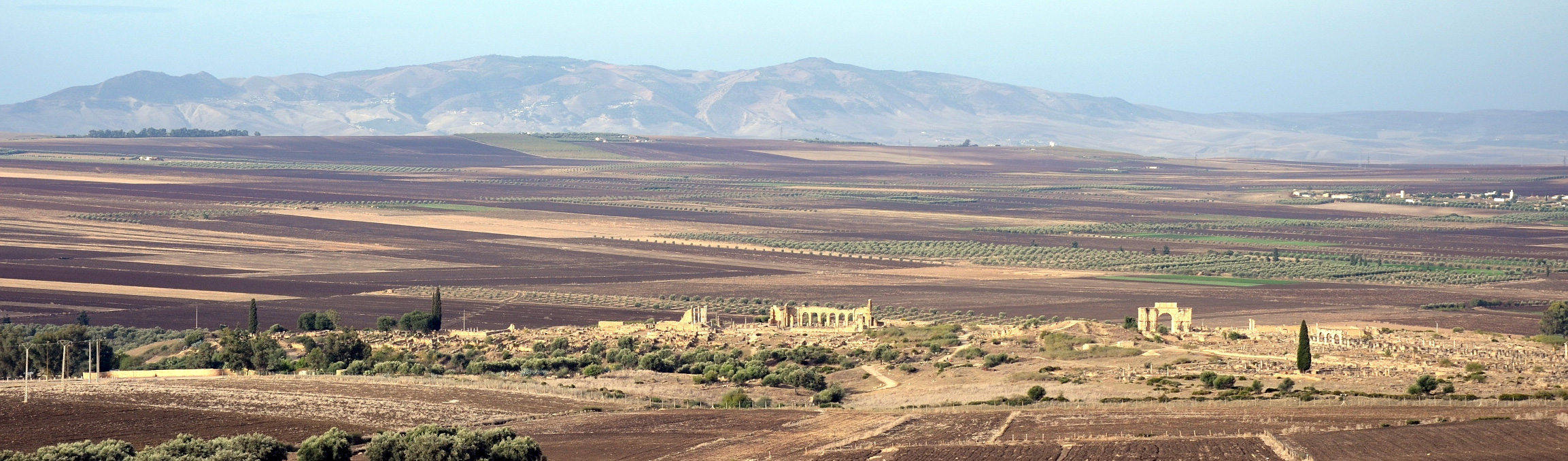 Вид на Волюбилис с востока.  View of Volubilis from the east.