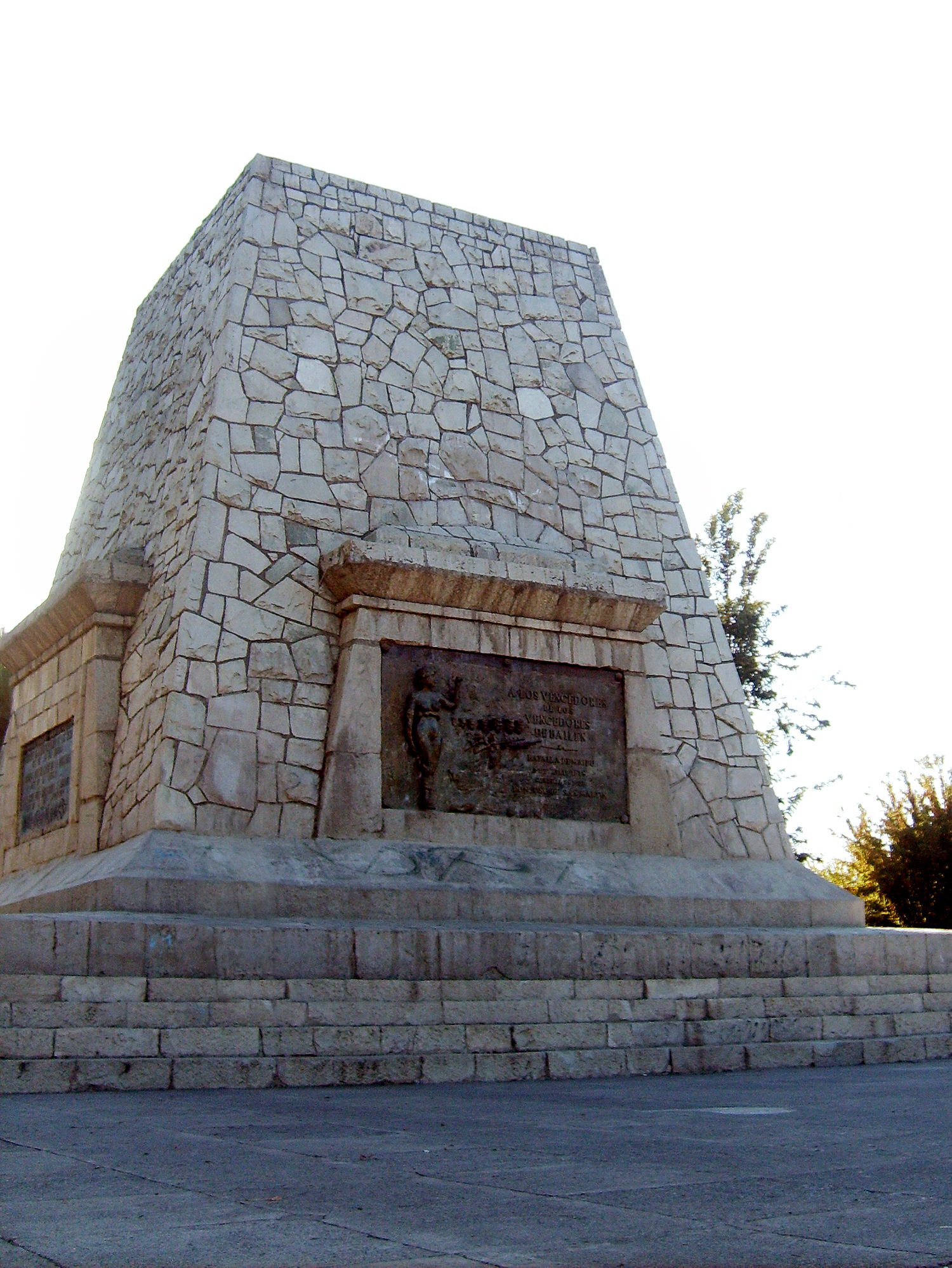 Located in Pajaritos avenue, between Maipú and Ordóñez streets. This monument was constructed in memory of the soldiers patriots of the Army of the Andes, who conquered the Spanish Army, who had defeated the powerful Napoleon in Bailén's battle. It is necessary to emphasize that the General and Liberating Don Bernardo O'Higgins Riquelme was the one who designed and gave order to construct this monument.