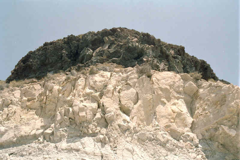 Colada de lava en contraste con roca subyacente, en el Parque Natural de Cabo de Gata en la provincia de Almería, (España), cerca de San José.