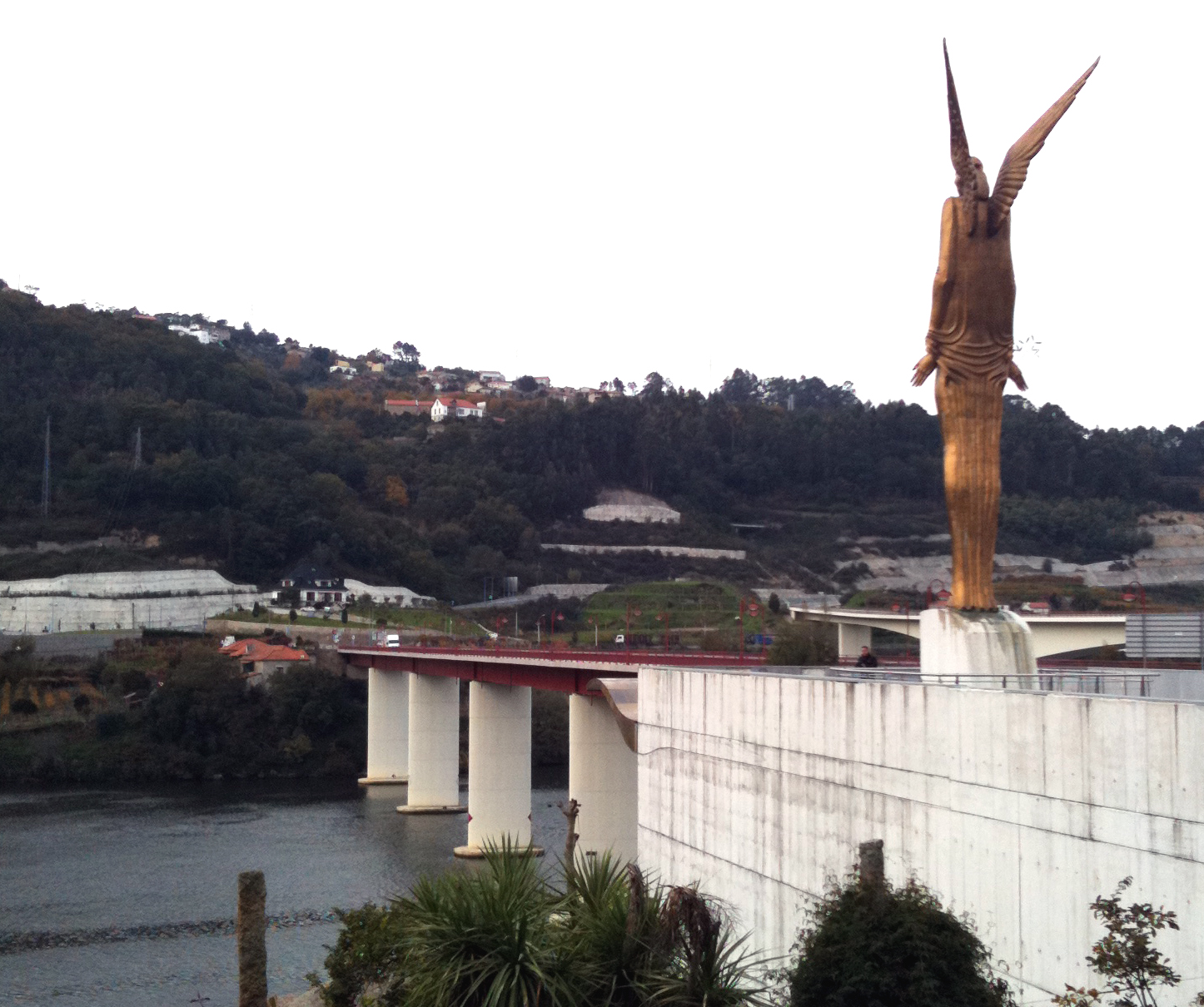 The newly built bridge near Castelo de Paiva and the memorial of the Hintze-Riberio Bridge