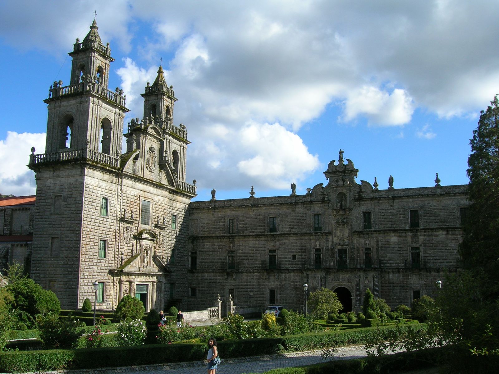 Fachada barroca de la iglesia y del monasterio.