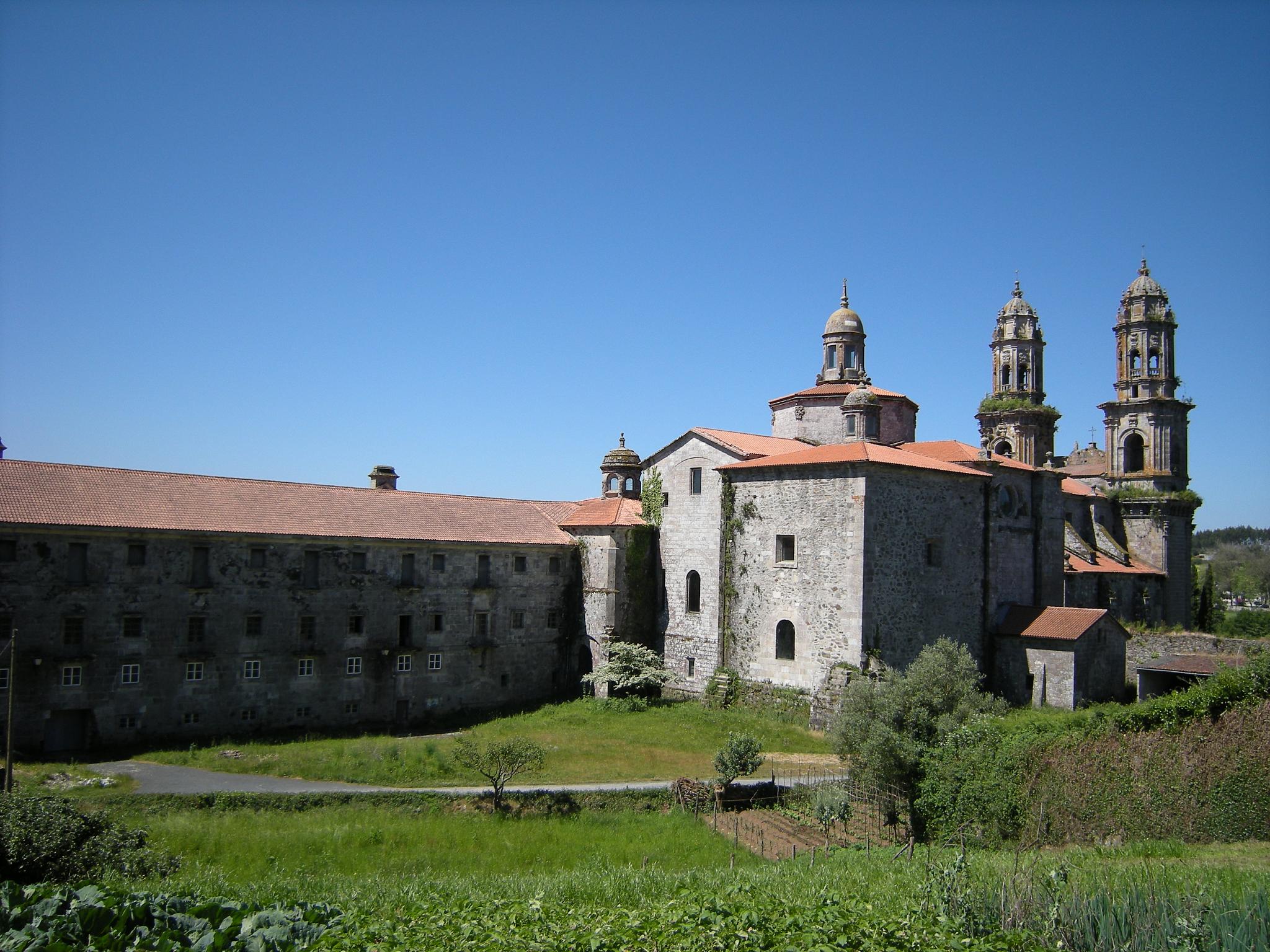 Vista nordeste de este monasterio de la orden cisterciense, que lleva acogiendo peregrinos desde muchos siglos atrás.