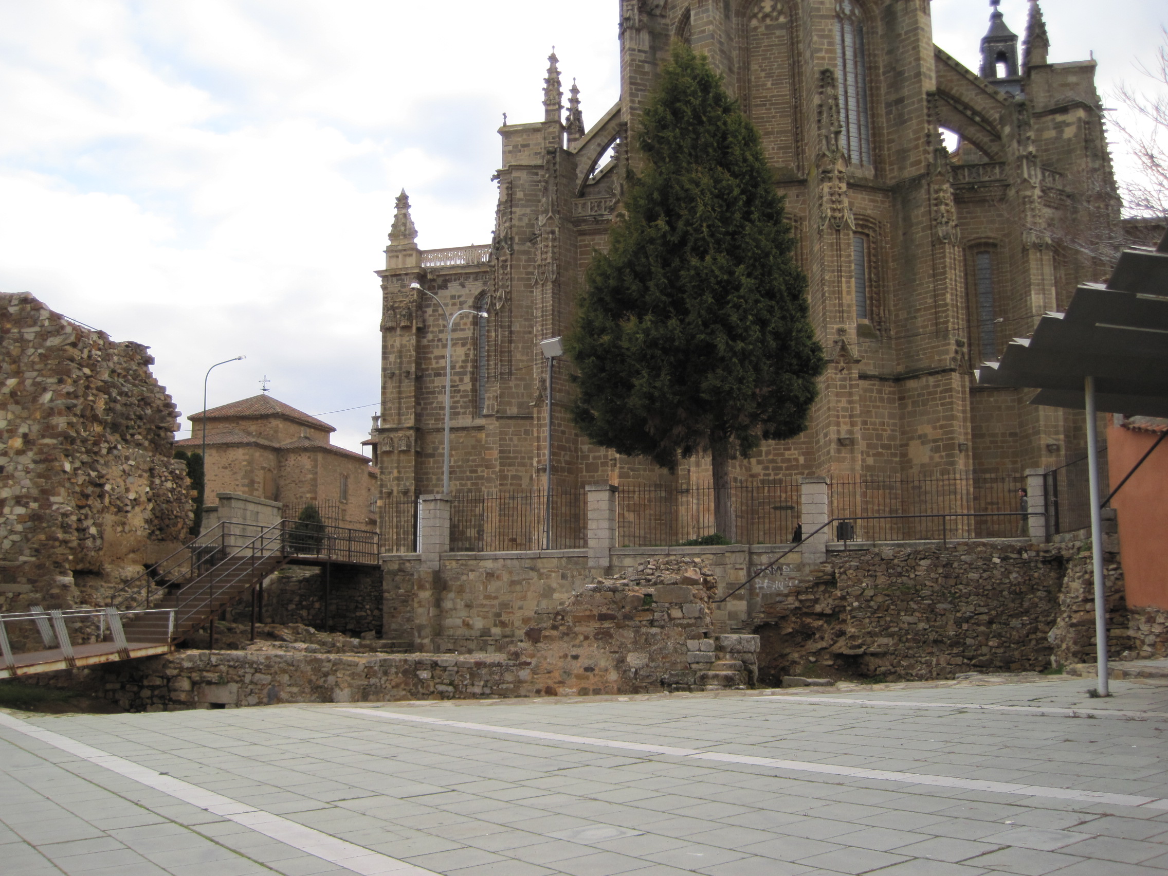 Brecha en la muralla de Astorga (León, España).