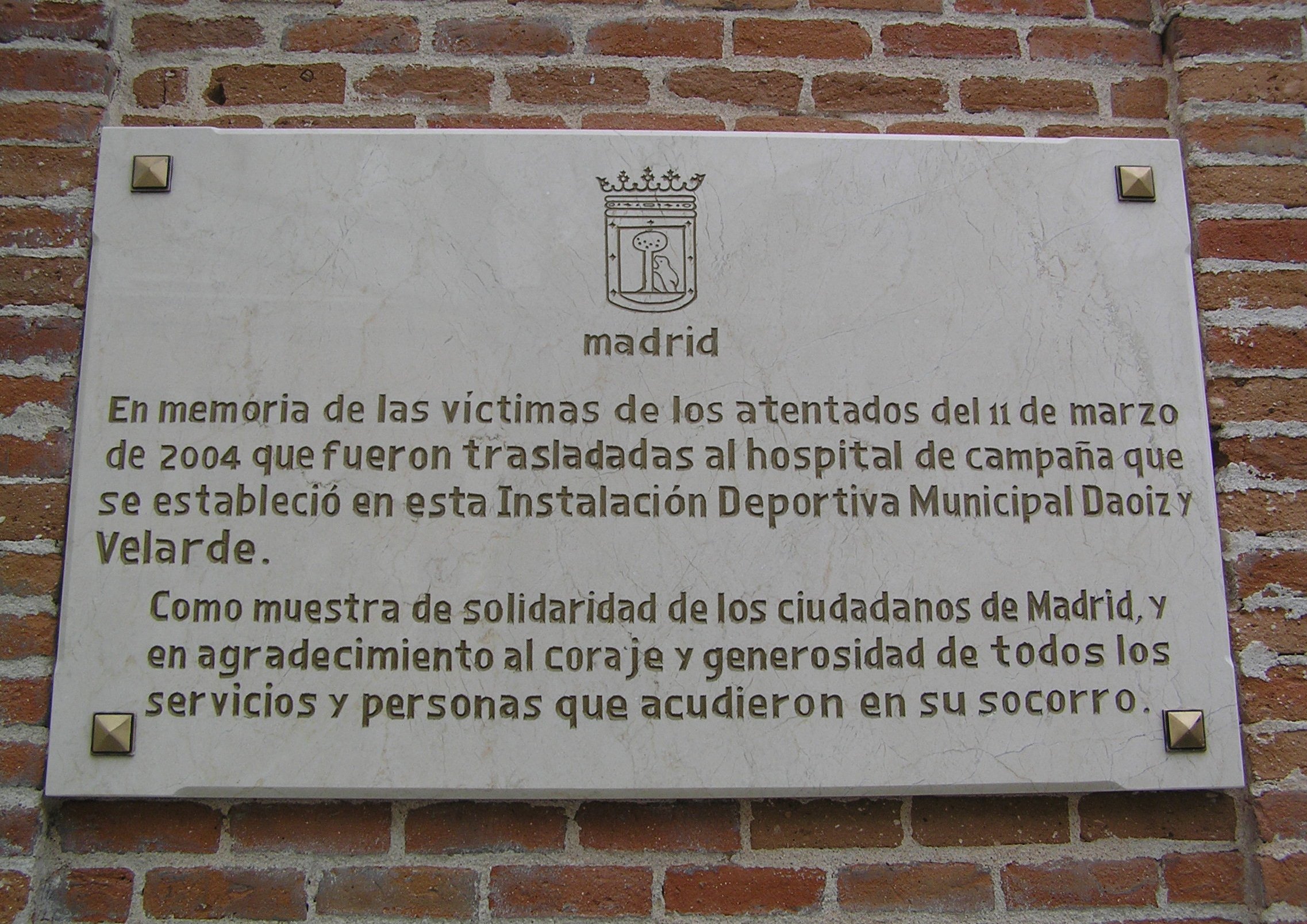 madridIn memory of the victims of the attacks of March 11,2004, who were transported to the field hospitalestablished here in the Municipal Sports Centre of Daoiz yVelarde.As a token of sympathy from Madrid's citizens, andof gratitude for the courage and generosity of all theservices and people who came to their aid.