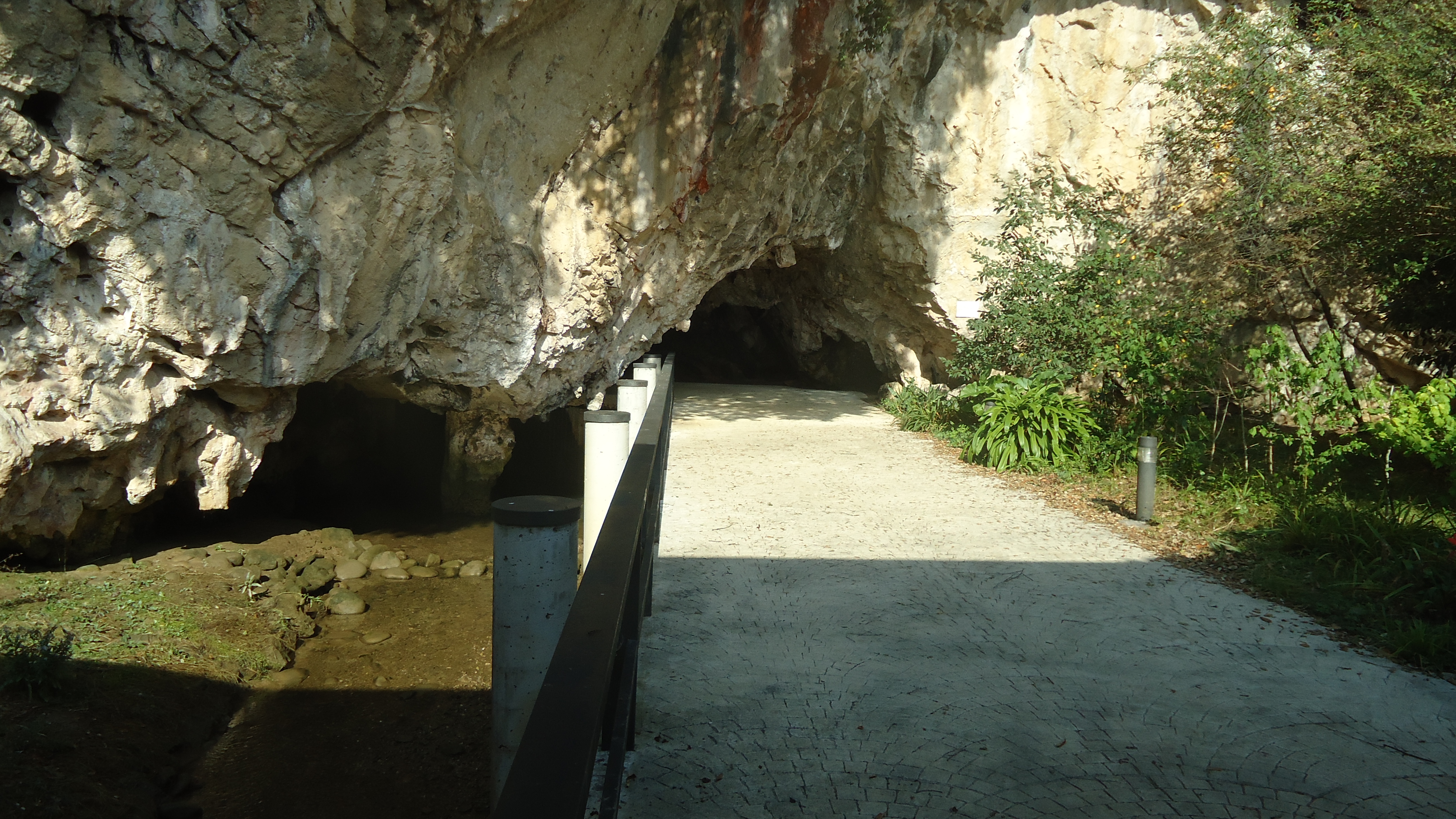Entrada de la cueva del Tito Bustillo, Ribadesella, Asturias