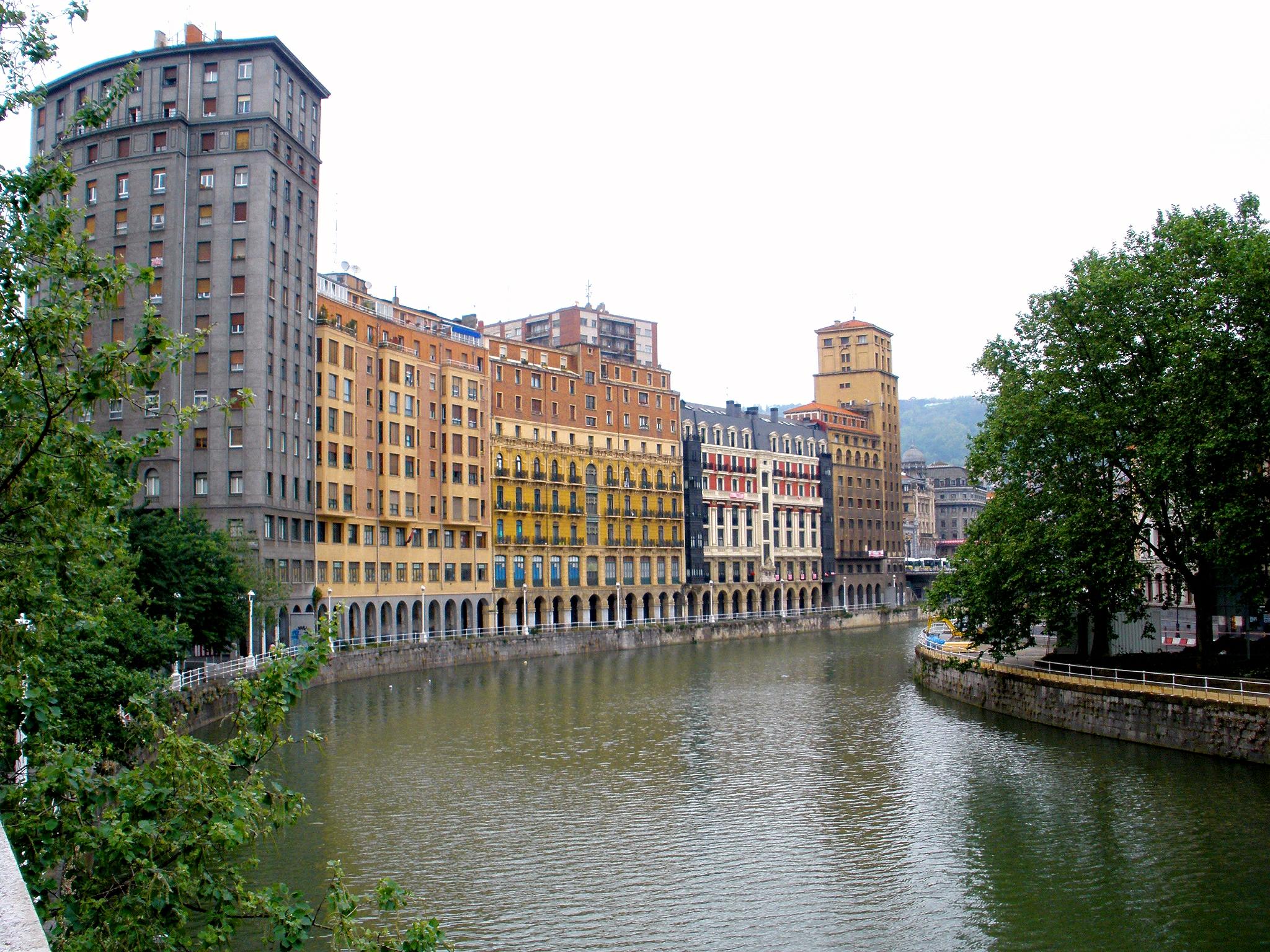 Aspecto de la ría de Bilbao paralela a la calle Bailén, en panorámica desde el puente de la Merced. Bilbao, País Vasco, España