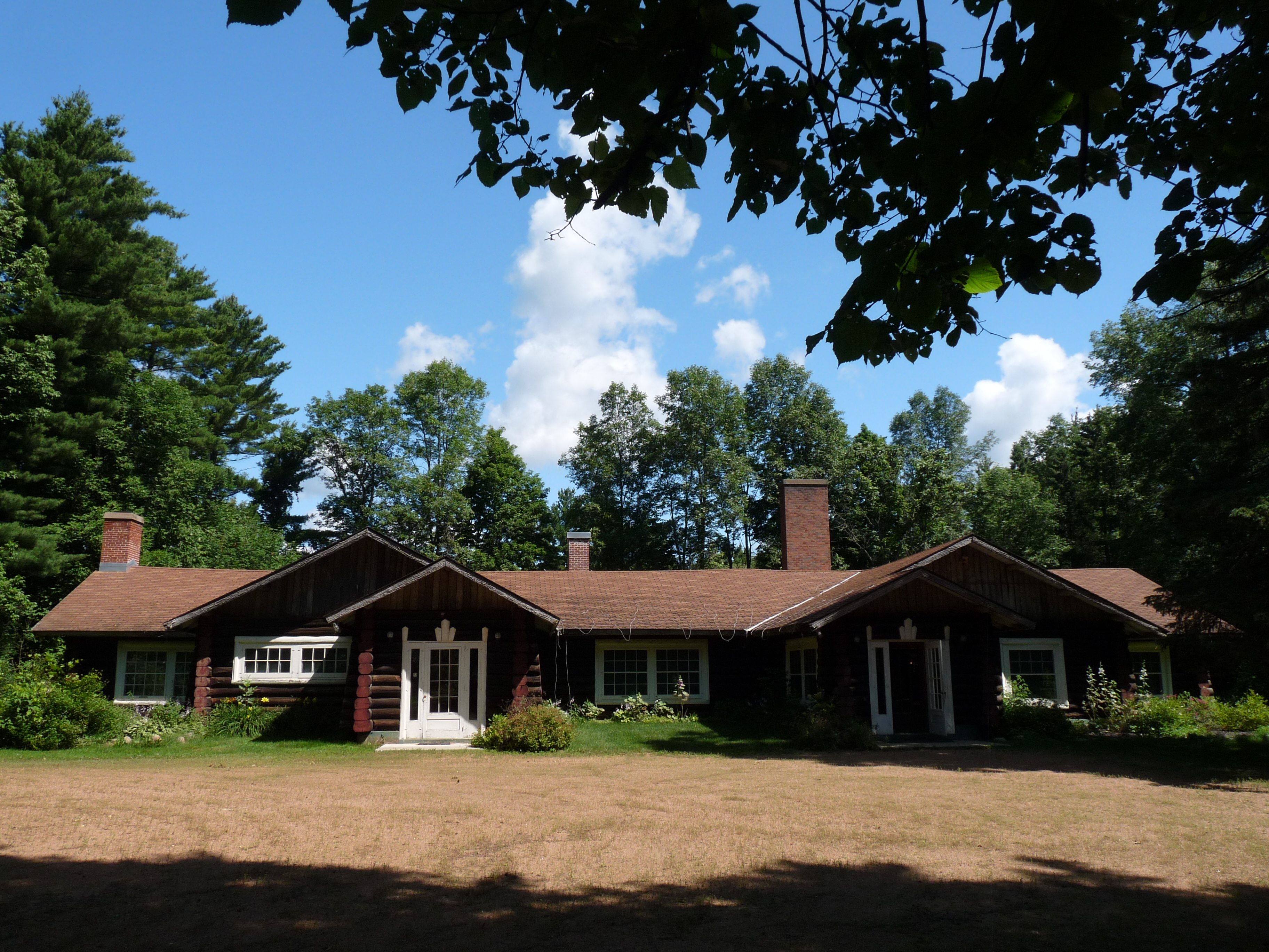 The Fromm brothers of Hamburg, Wisconsin built this rustic lodge with a bar and bowling alley to entertain guests and buyers at their large fox and ginseng farm, which was far removed from urban refinements.