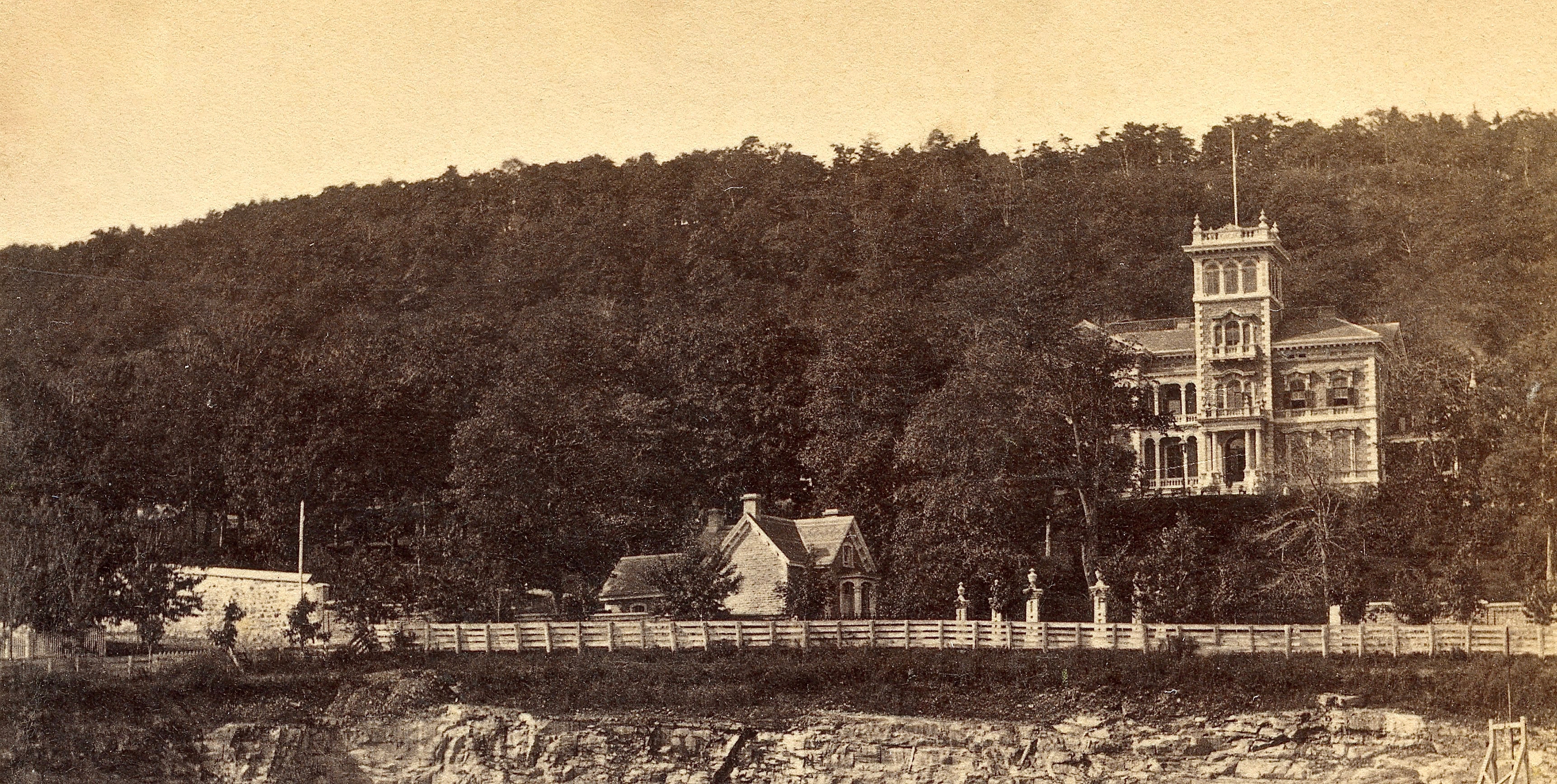 View of Mount Royal from the McTavish reservoir in Montreal, between 1864 and 1872. We can see in particular the estate and the residence of Sir Hugh Allan, known as Ravenscrag.