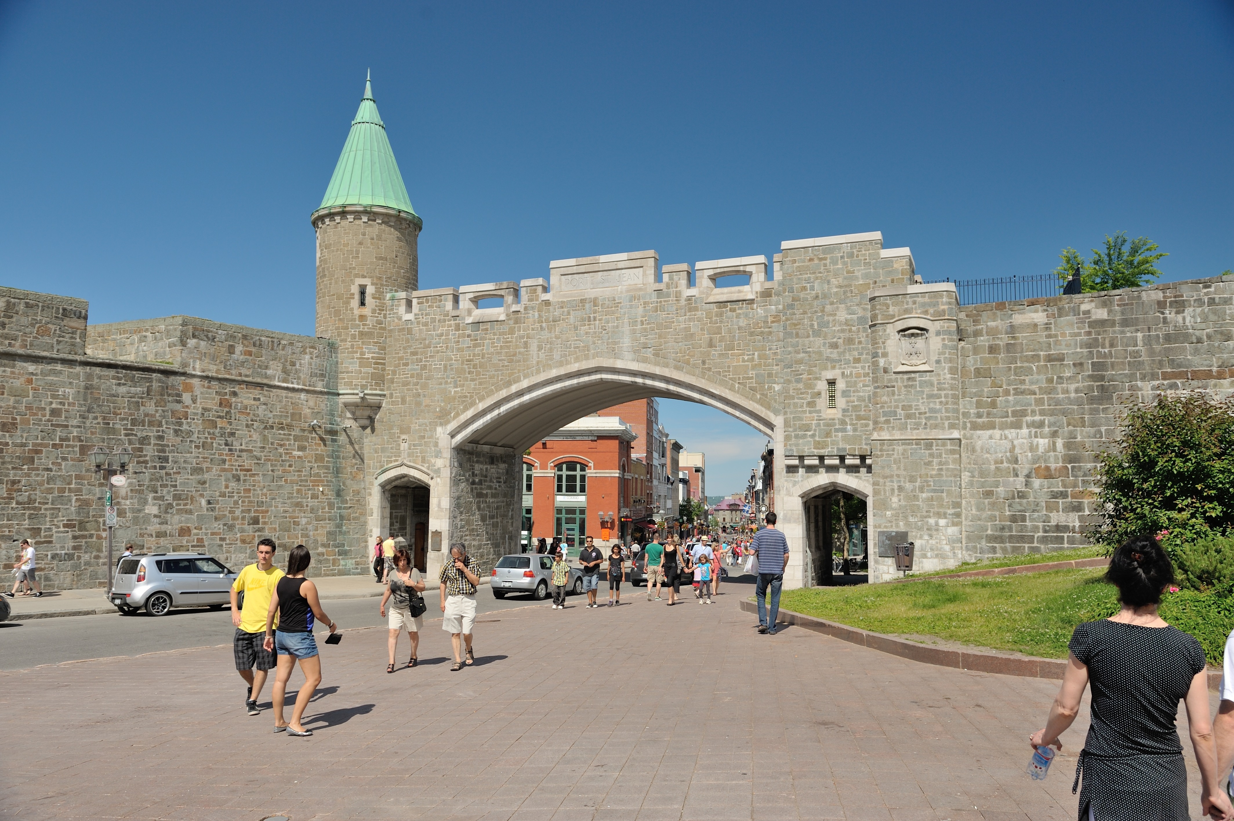 La porte St-Jean actuelle fut érigée en 1939.  Elle est en fait la troisième porte a être construite sur le site actuel. Elle chapeaute la rue St-Jean et donne accès au Vieux Québec.