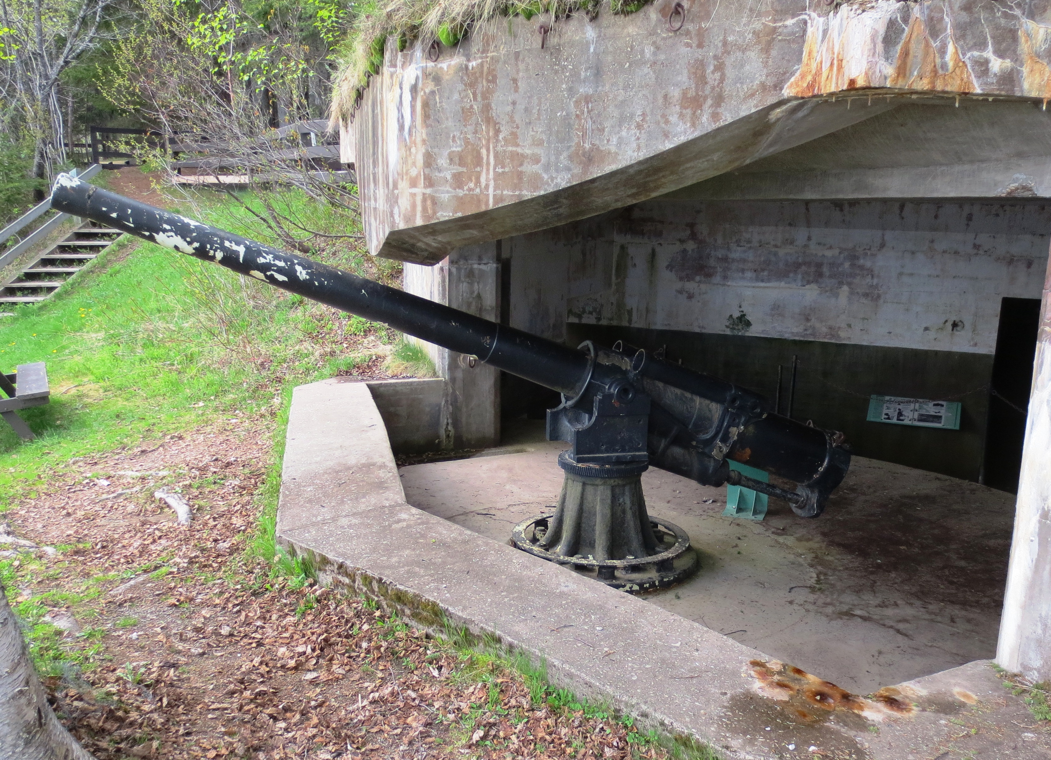 Fort Peninsula, Quebec, Ordnance QF 4.7-inch B Mk. IV Star Gun, 1902, mounted on No. 2748 CARR TRAV REc No. C9703, TEST.T.T.2, on a Central Pivot Mount Mk I.  No. 2 of two which defended the site during the Second World War.