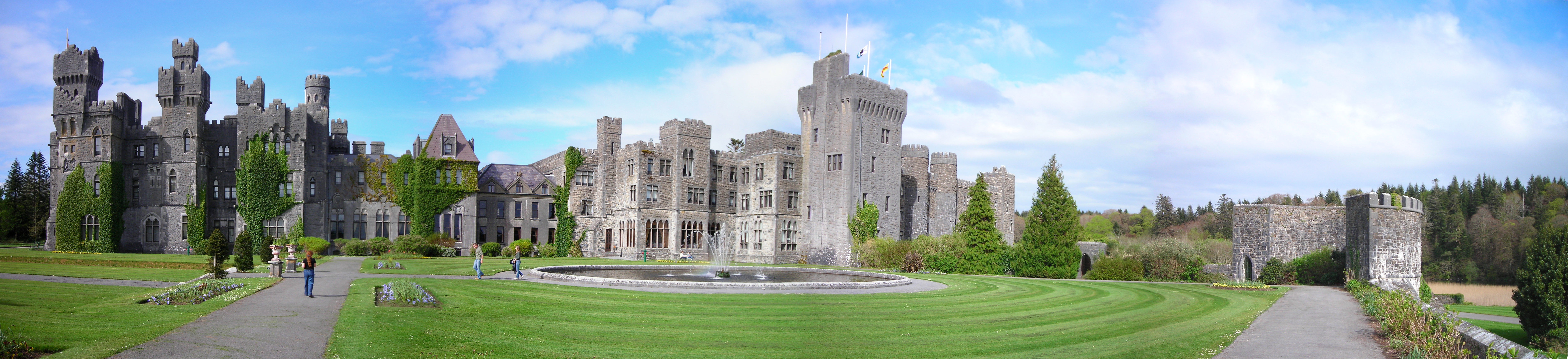 Ashford Castle, founded in 1228 near Cong (County Mayo, Ireland), is one of the most beautiful and luxury hotel of the world.