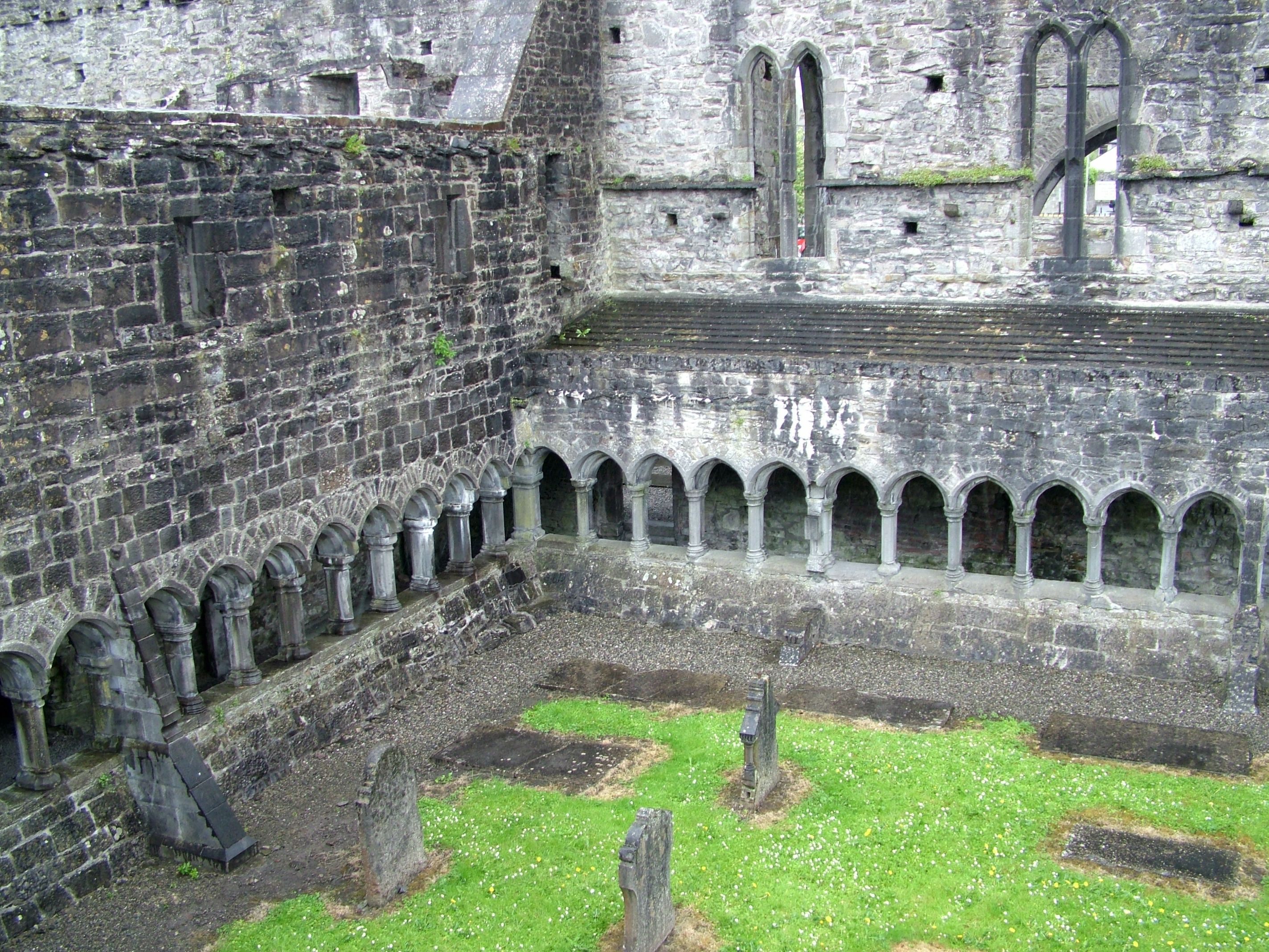 Sligo, Ireland, Kreuzgang der Abbey