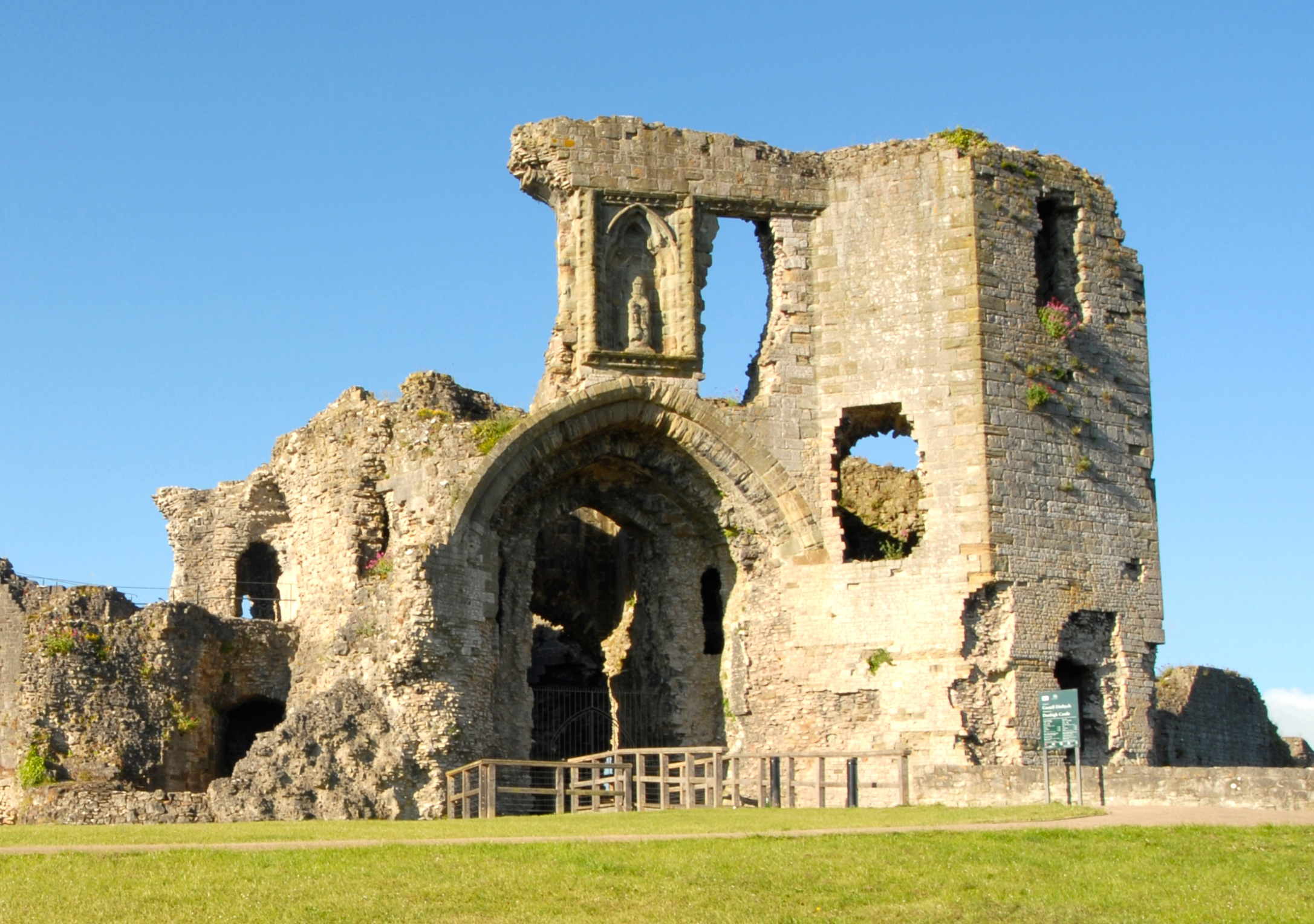 Detail of Denbigh Castle 3.jpg