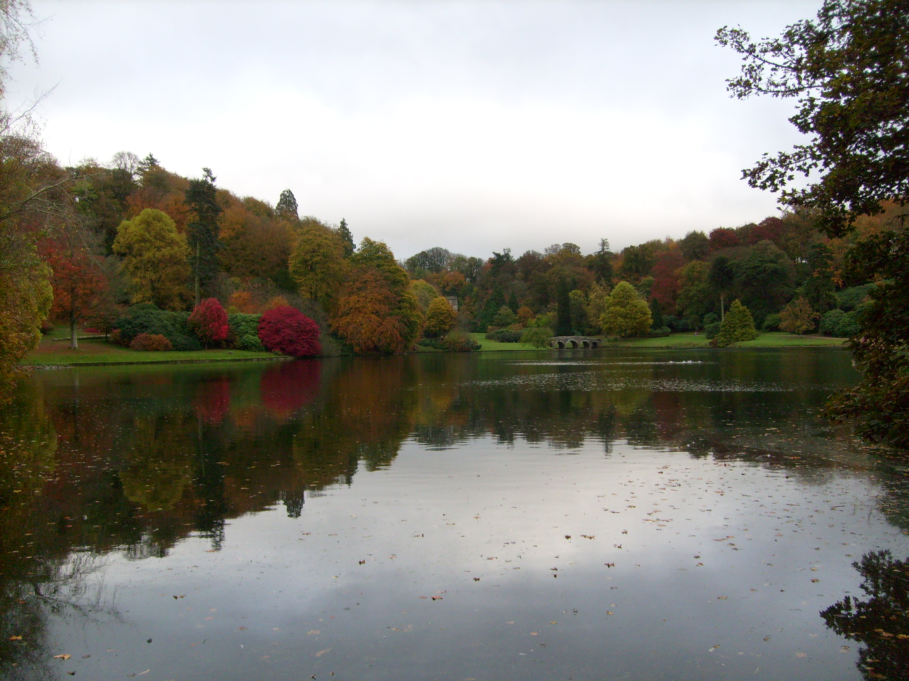 A photograph of the lake at Stourhead gardens.