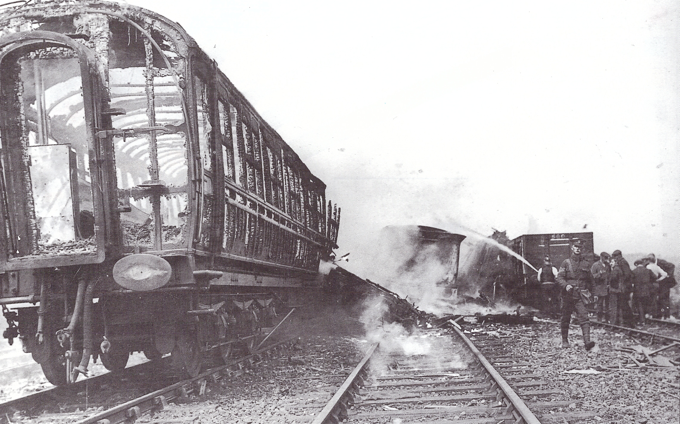 Rail accident Quintinshill, May 22, 1915 near Gretna Green, Scotland / Extinguishing a fire in a car