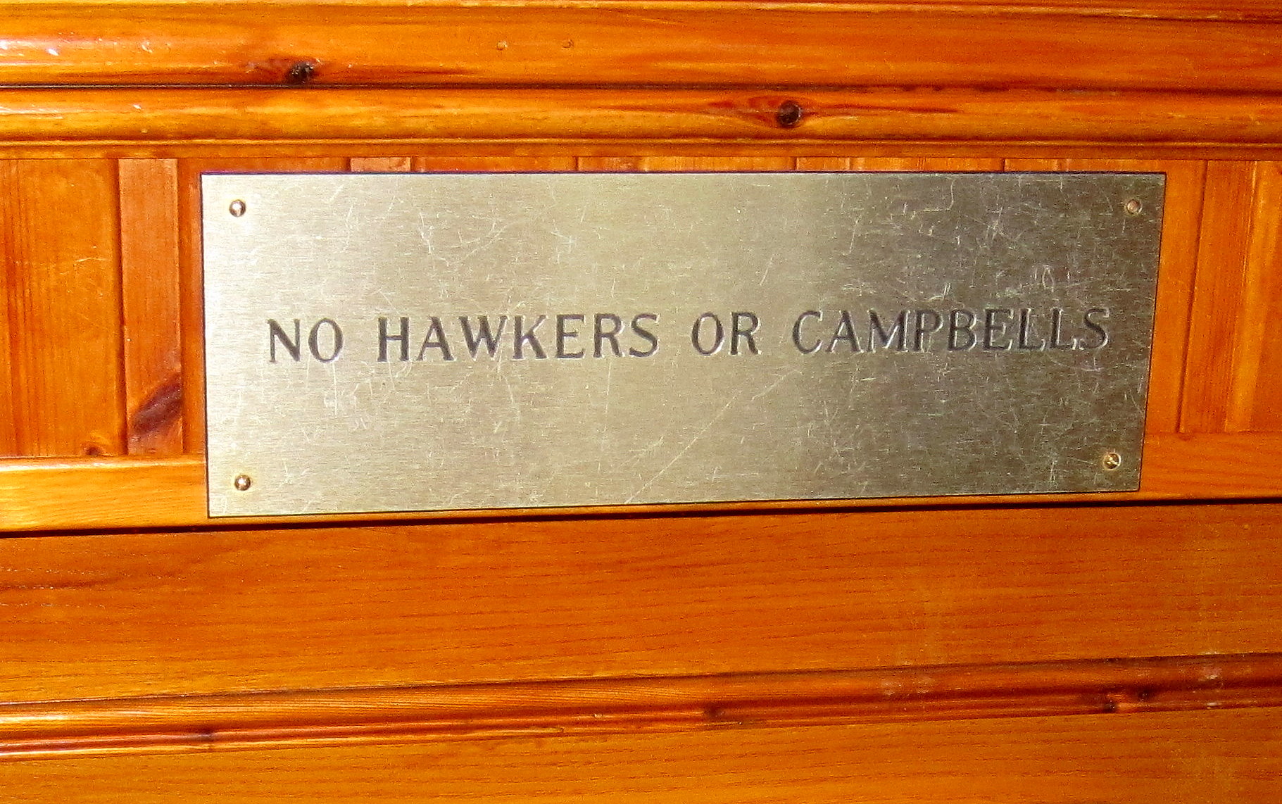 Clachaig Inn bord dat de toegang verbiedt aan leurders en Campbells, Schotland