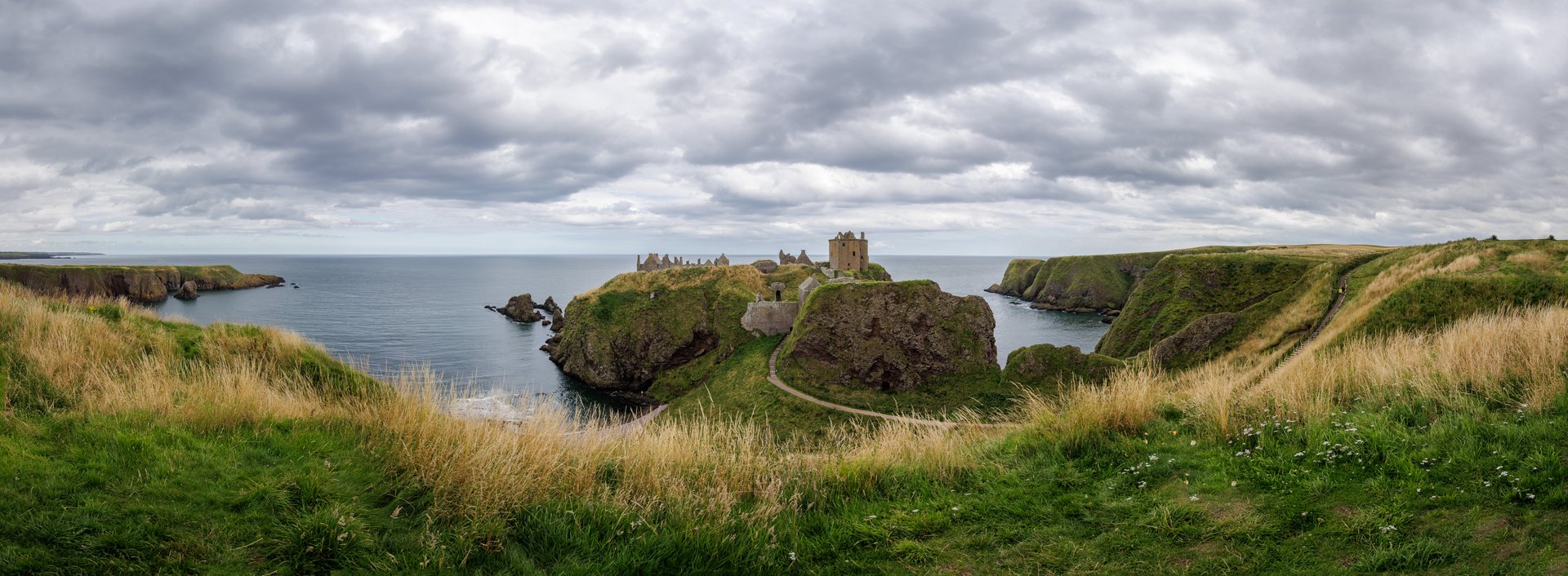 Dunnottar Castle with Dunnottar clifs on the right and the Old Hall Bay on the right