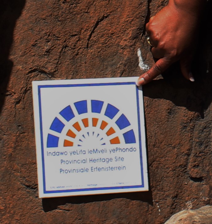 The badge designating the status of the rock shelter as a protected Provincial Heritage SIte
