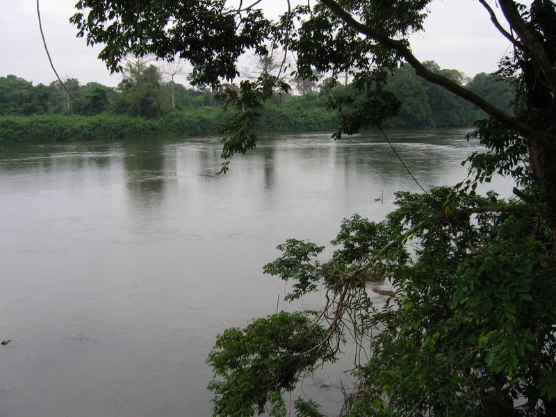 La rivière Ngounié à Mouila, Gabon