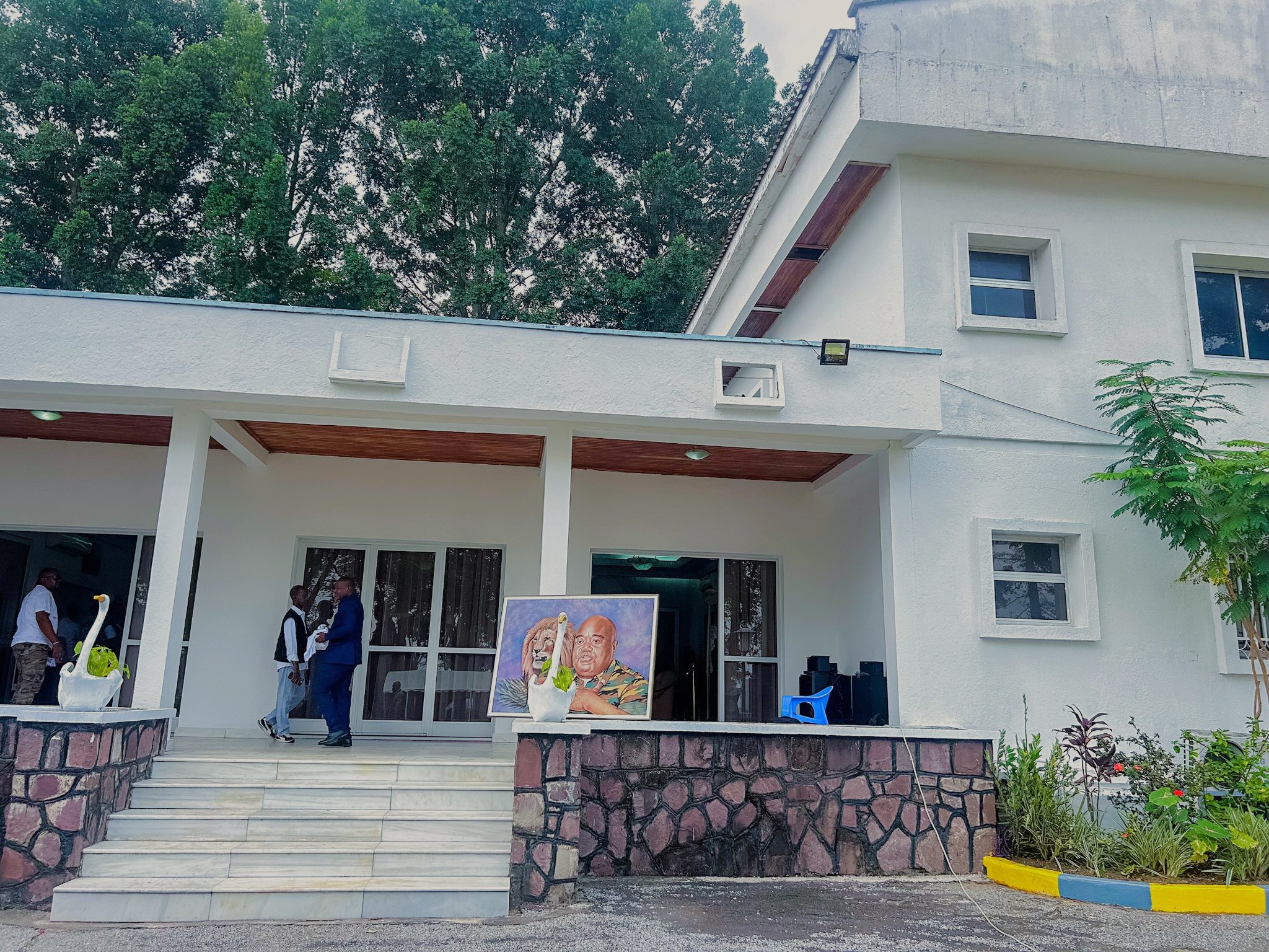 Situé dans la commune de Ngaliema à Kinshasa, le Palais de Marbre est un complexe historique qui abrite une exposition consacrée à l'assassinat de Laurent-Désiré Kabila.