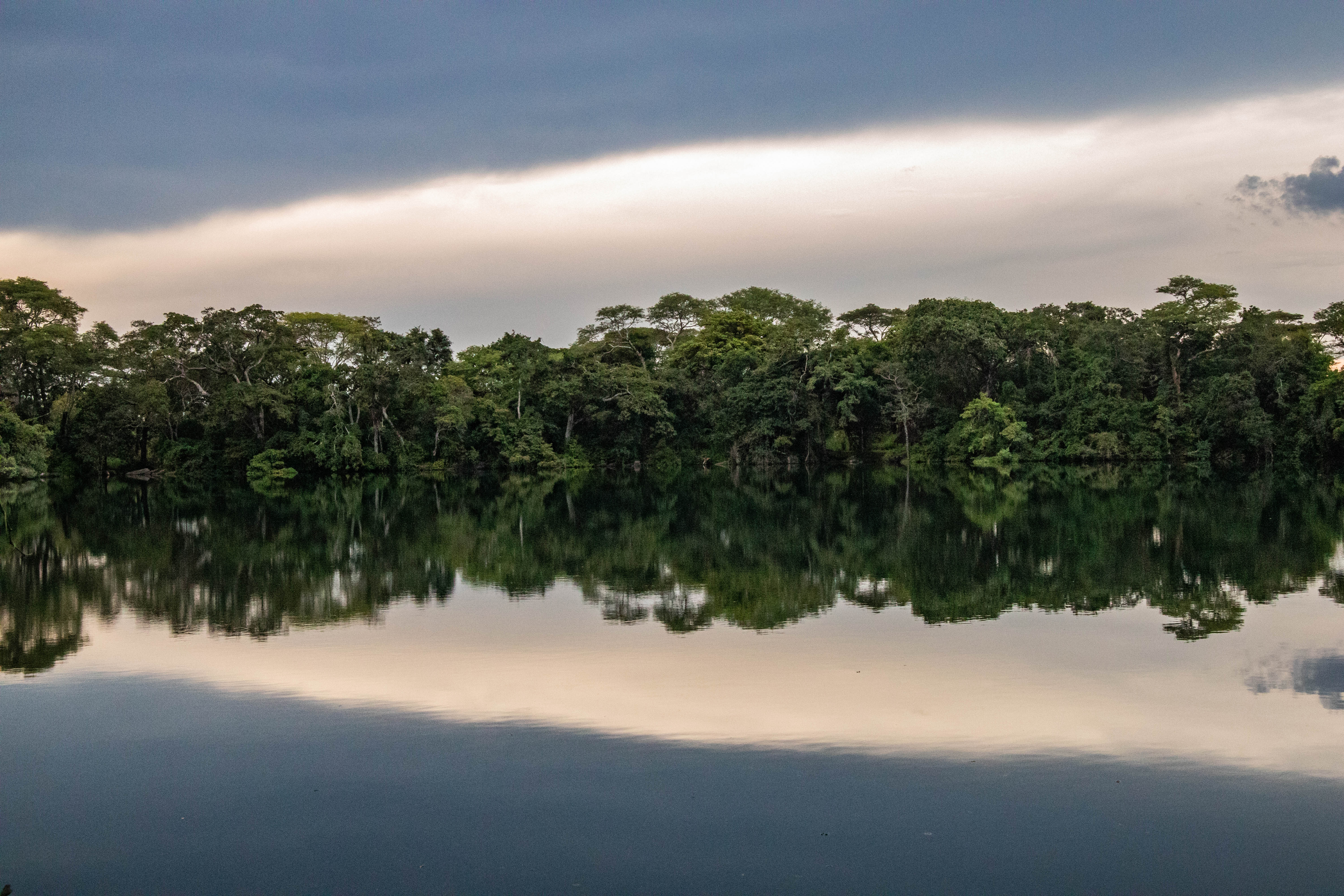 Around Lake Kashiba you can do a small loop. This photo is taken from one side of the lake to the other side. I like how the water doubles the forest through its reflection when there is little wind.