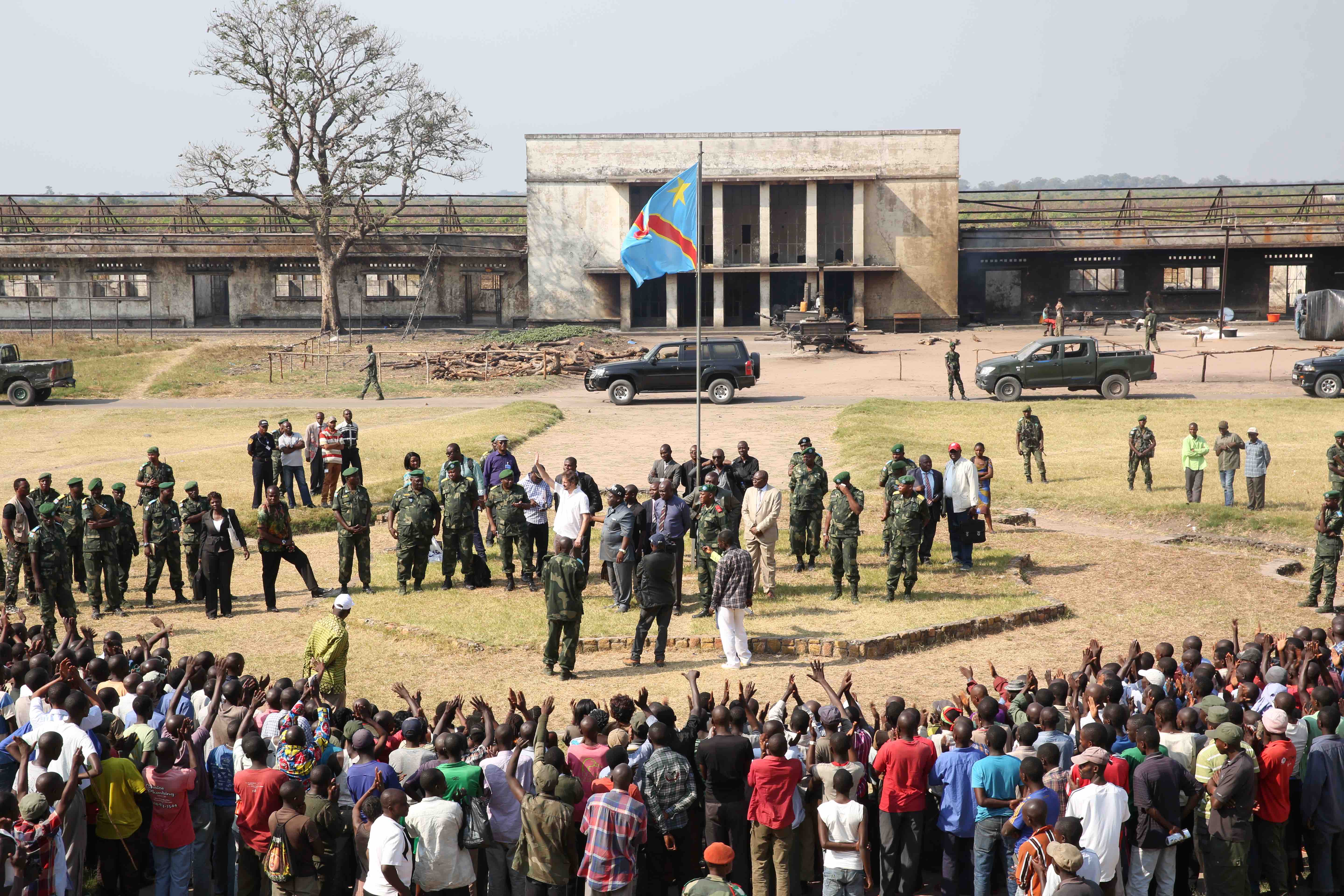 Kamina, province du Katanga, RD Congo : Le Ministre de la défense, des anciens combattants et de la réinsertion, Aimé Ngoy Mukena, accompagné de José Maria Aranaz, directeur du Bureau conjoint des Nations Unies pour les droits de l’homme, saluent les ex-combattants arrivés sur le site de regroupement de Kamina. 
Le processus de relocalisation est maintenant terminé. Au total ce sont 1194 ex-combattants et leurs dépendants qui ont été transportés par la MONUSCO de Gbadolite à Kamina. Photo MONUSCO/Abel Kavanagh
==
Kamina, Katanga province, DR Congo: The Minister of Defence, Veterans and Reintegration, Aimé Ngoy Mukena, accompanied by José Maria Aranaz, Director of the United Nations Joint Human Rights Office, welcomed the ex-combatants on  the Kamina cantonment site.

The relocation process is now complete. In total, 1,194 ex-combatants and their dependents were transferred by MONUSCO from Gbadolite to Kamina. Photo MONUSCO/Abel Kavanagh