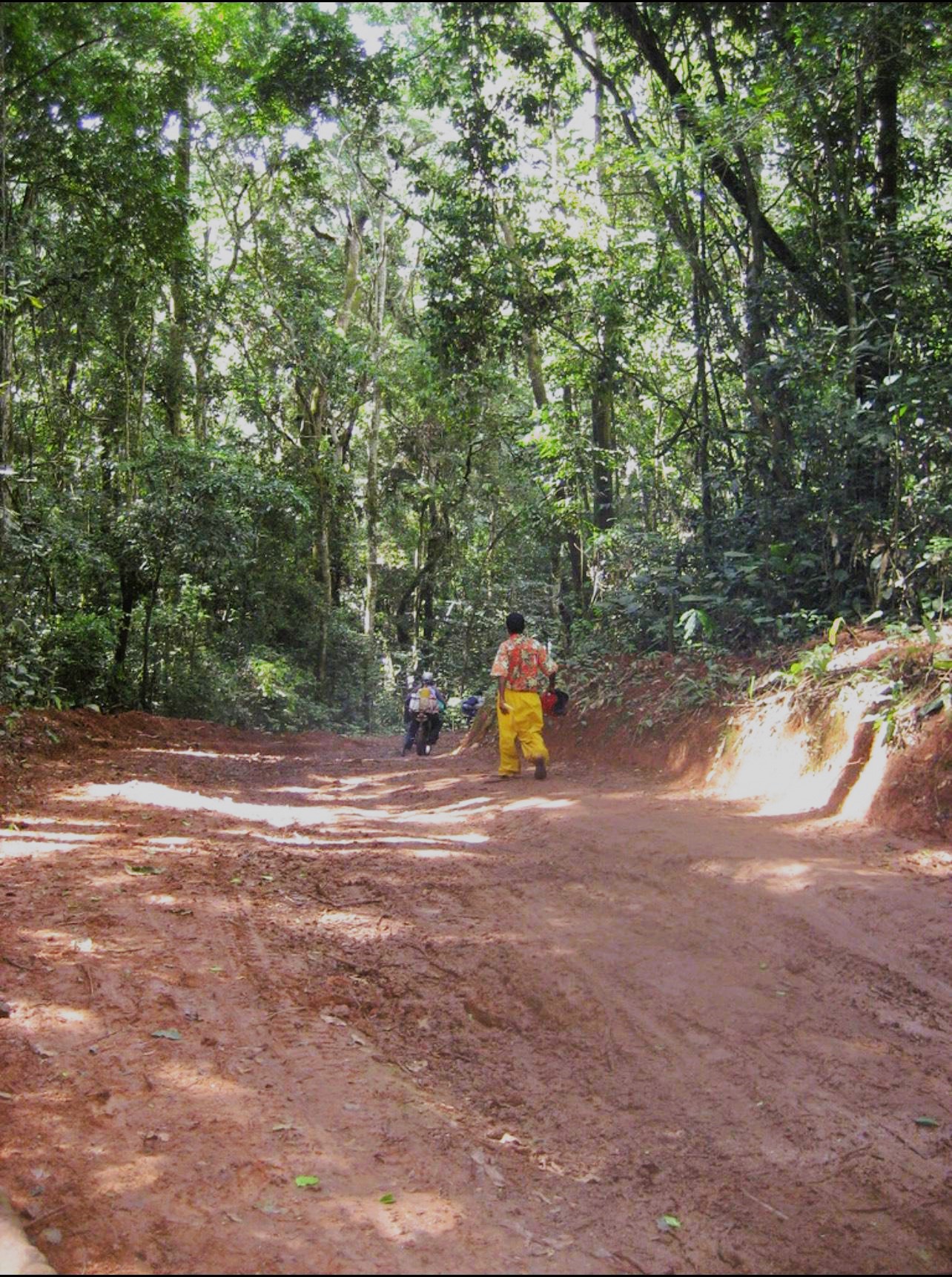 Dans une étendue forestière d'environ 10 kilomètres entre Kilembwe et Salimabila, la nouvelle route fraîchement ouverte était tellement glissante à cause de la pluie que nous ne pouvions pas rouler