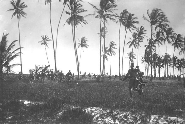 Bundesarchiv Bild 105-DOA7225, Deutsch-Ostafrika, Askari im Kampf.jpg